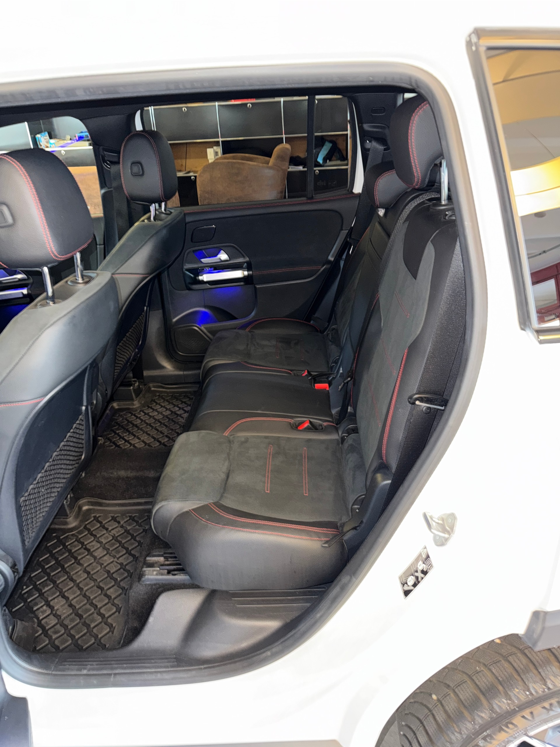 MERCEDES-BENZ GLB 250 AMG Line 8G-Tronic-image-12