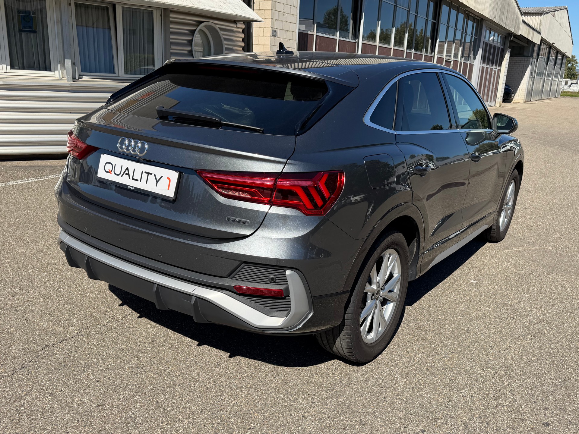AUDI Q3 Sportback 35 TDI S line quattro S-tronic-image-4