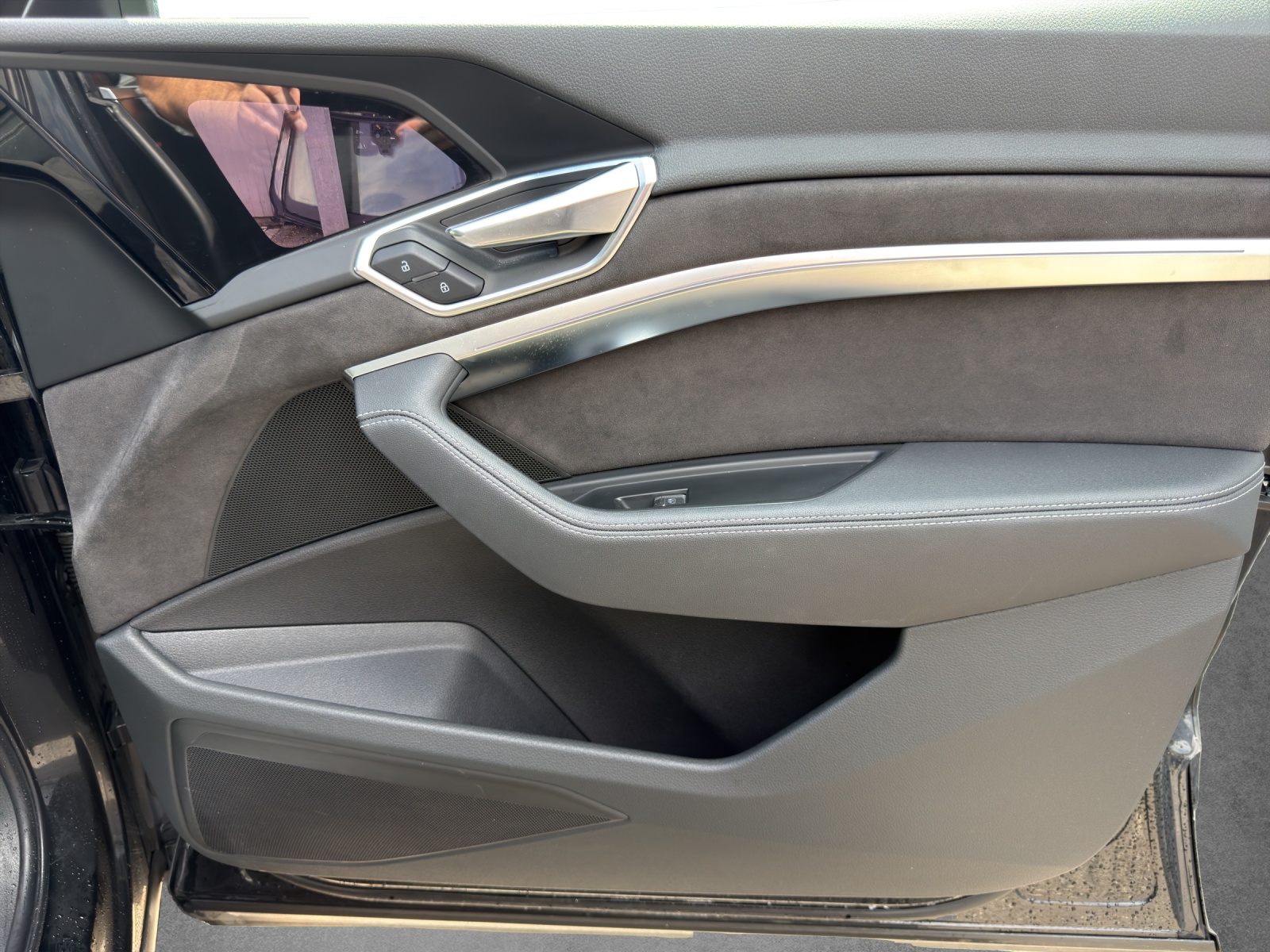AUDI e-tron 55 quattro-image-17