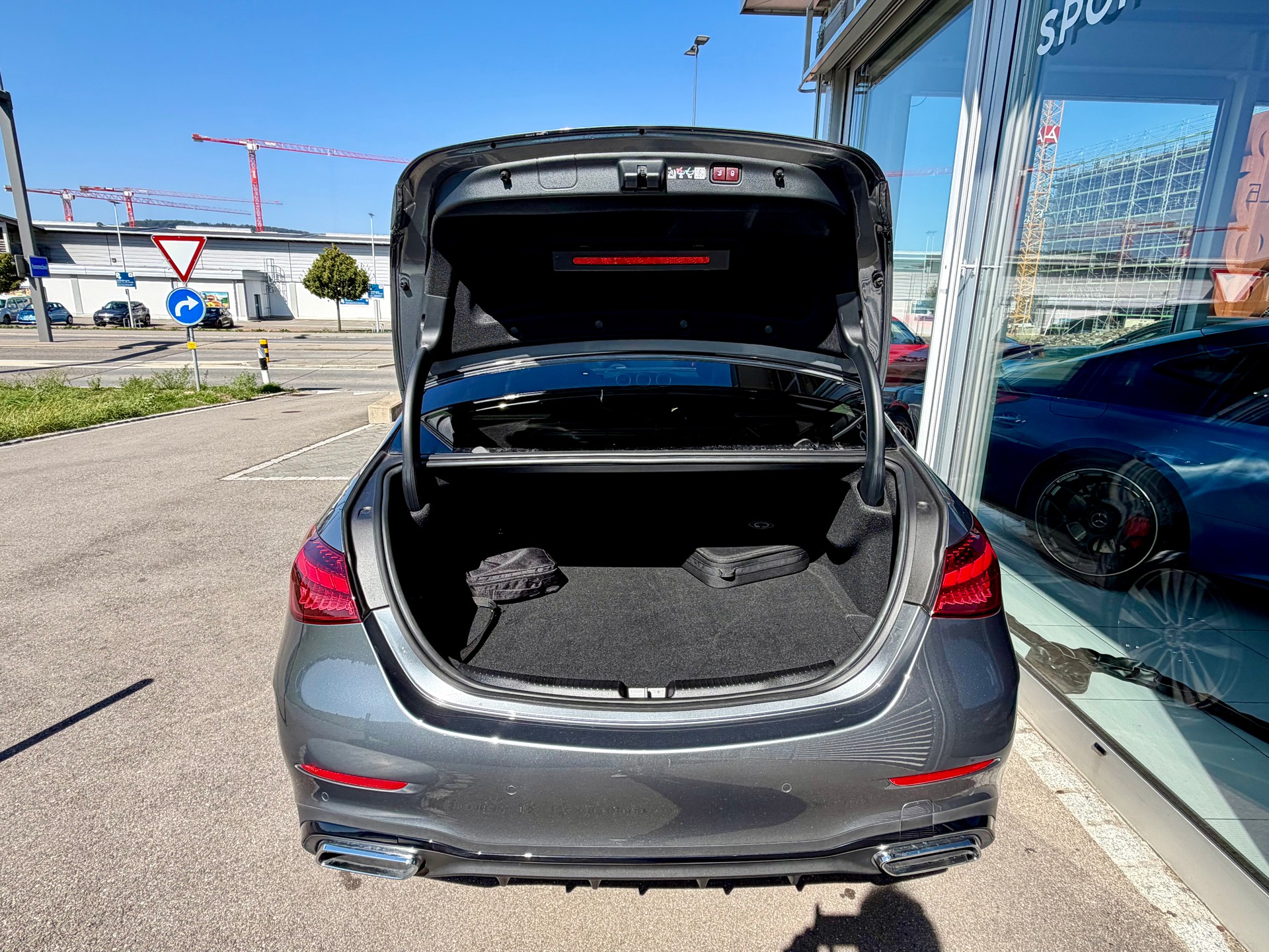 MERCEDES-BENZ C 300e AMG Line 4 Matic EQ Hybrid-image-9