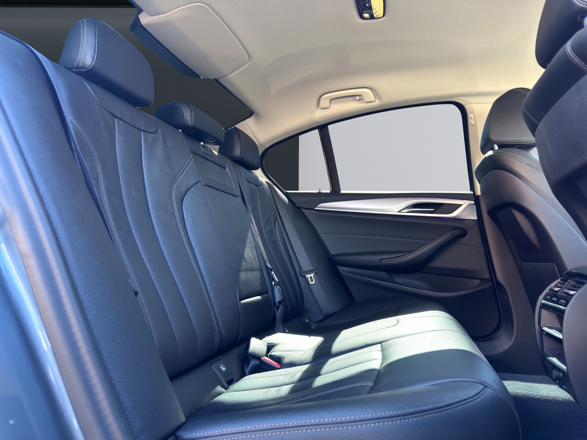 BMW 540i xDrive Luxury Line Steptronic-image-22