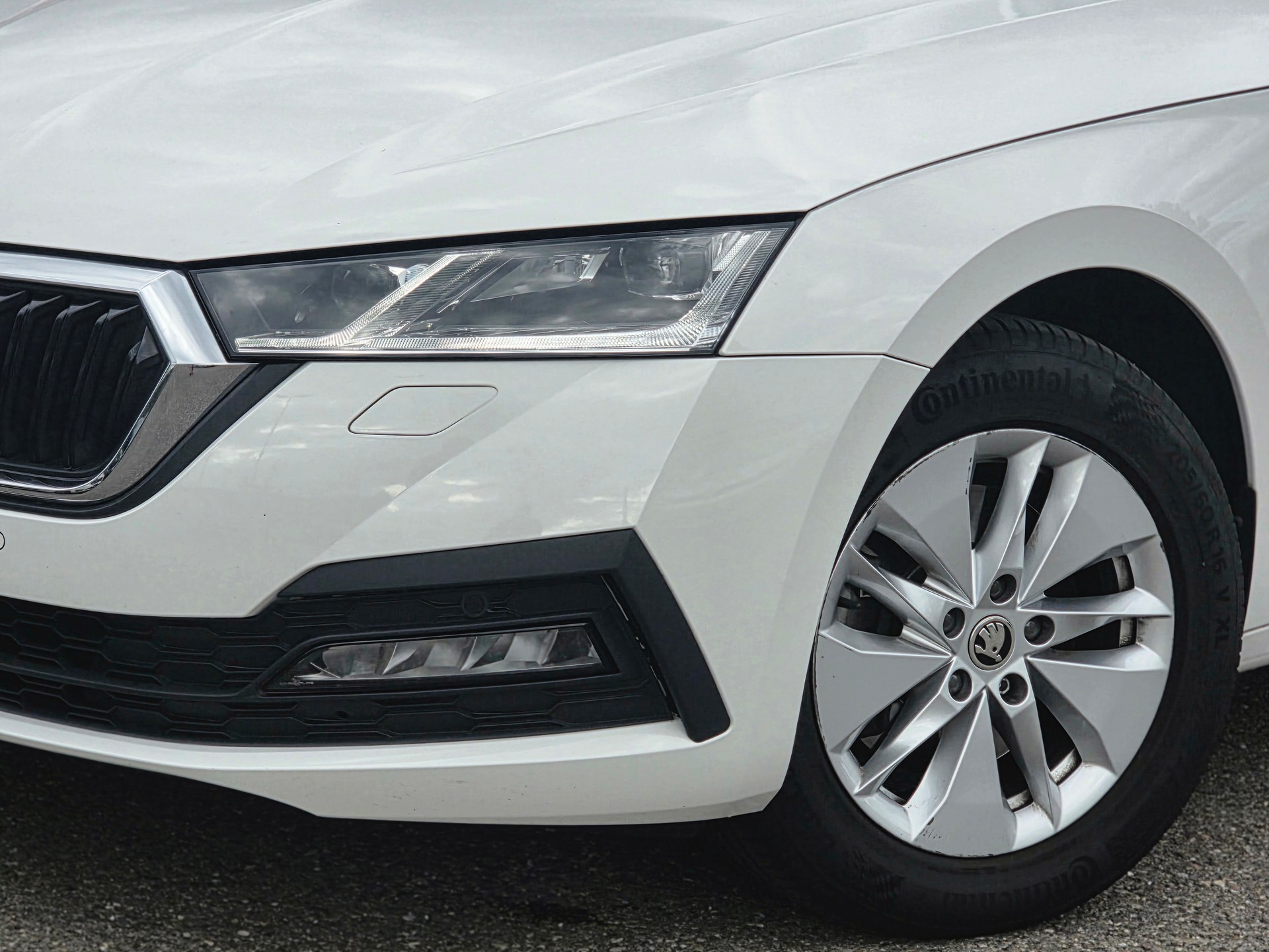 SKODA Octavia Combi 2.0 TDI DSG Ambition 4x4 * CH-Fahrzeug * Top Zustand * 8-Fach *-image-1