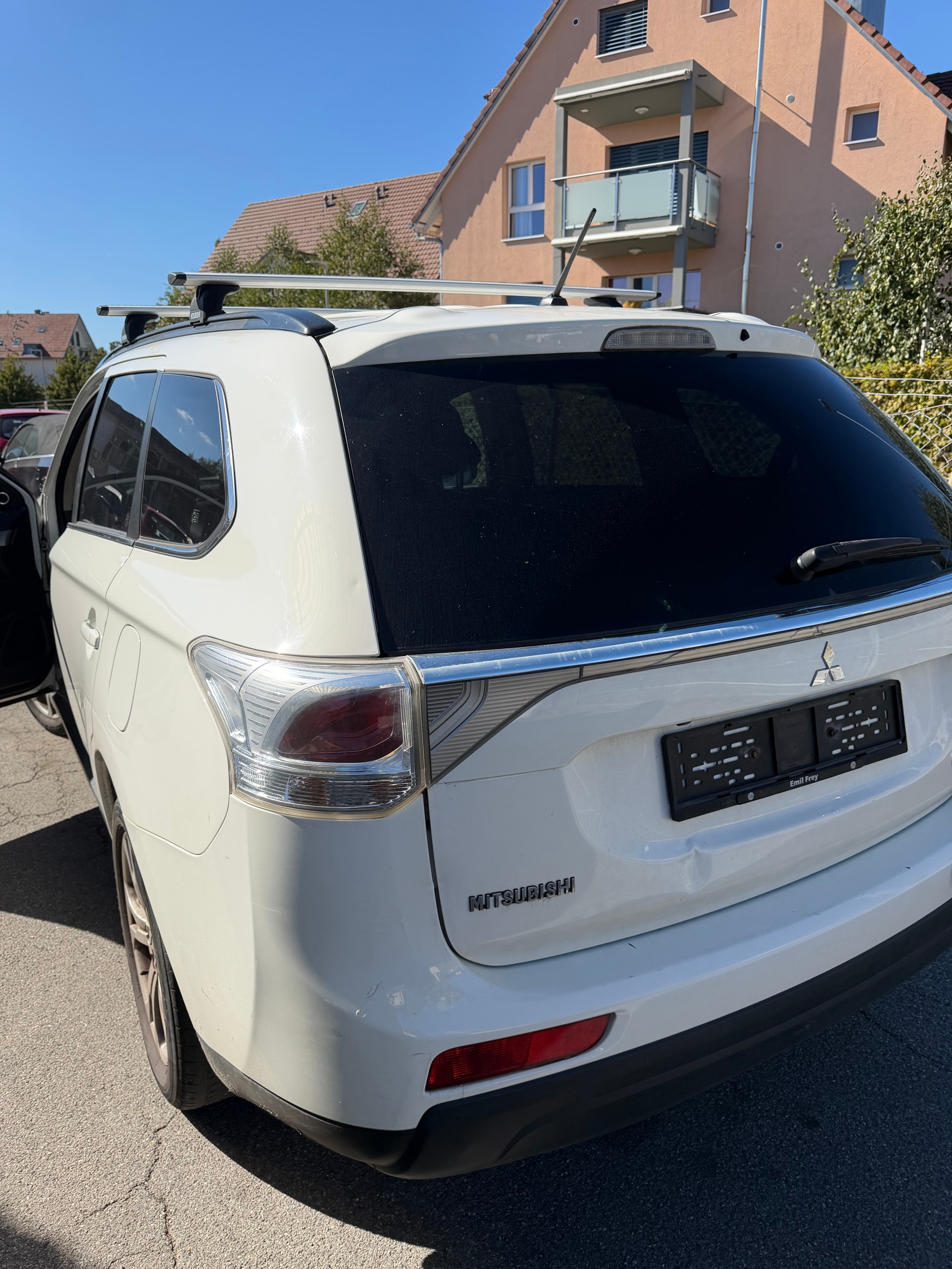 MITSUBISHI Outlander 2.2 DID Navigator Safety 4WD Automatic-image-0
