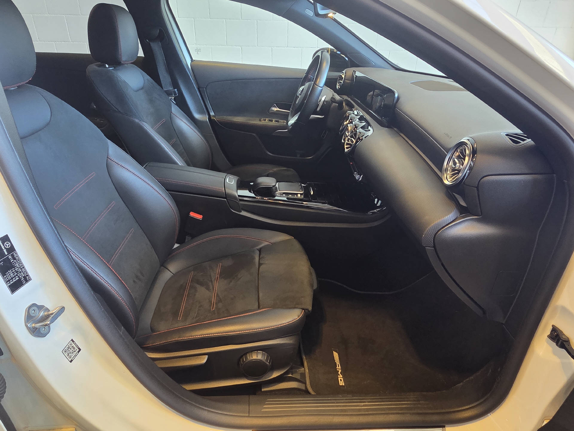MERCEDES-BENZ A 200 AMG Line Limousine-image-16