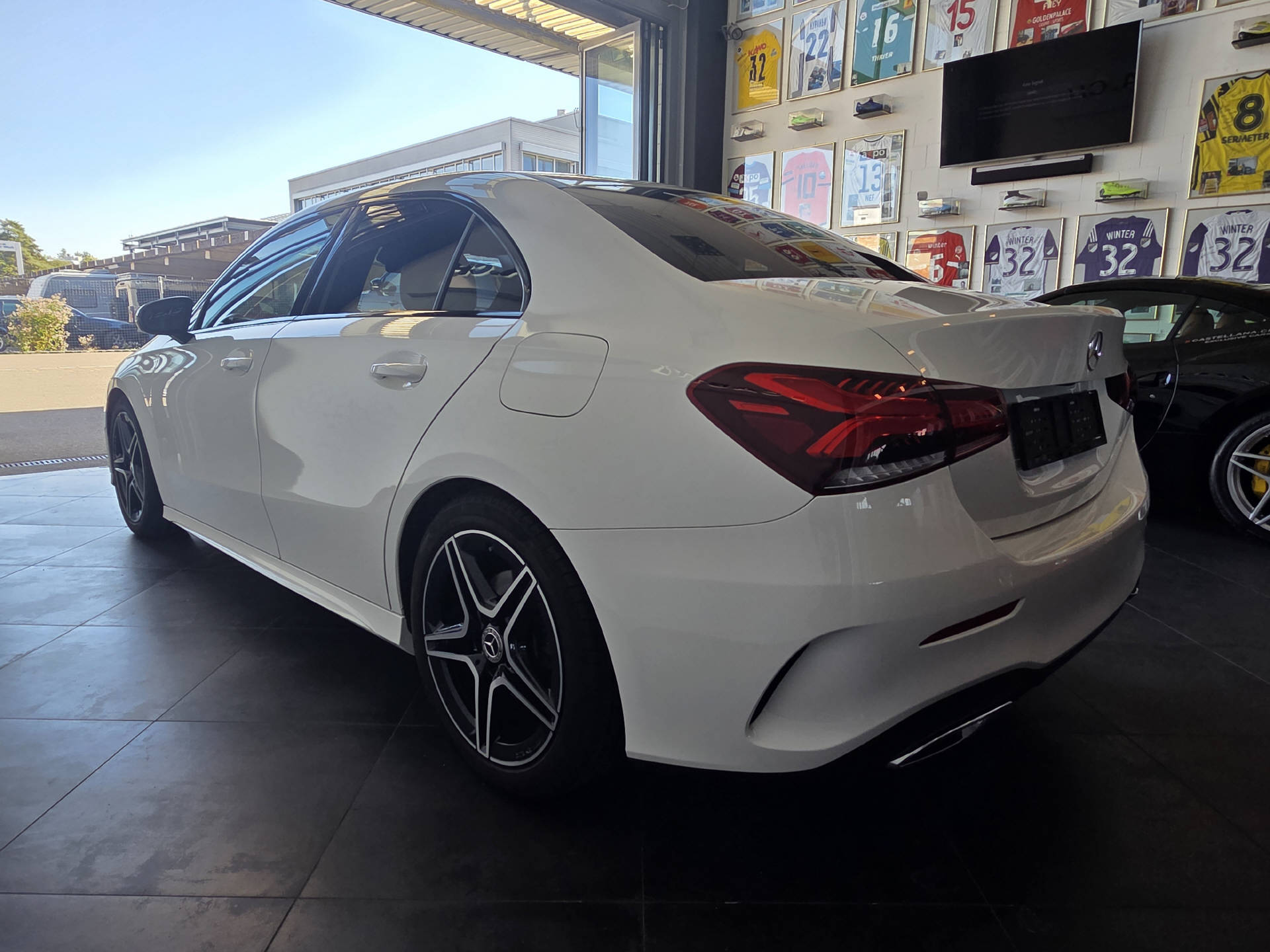 MERCEDES-BENZ A 200 AMG Line Limousine-image-5