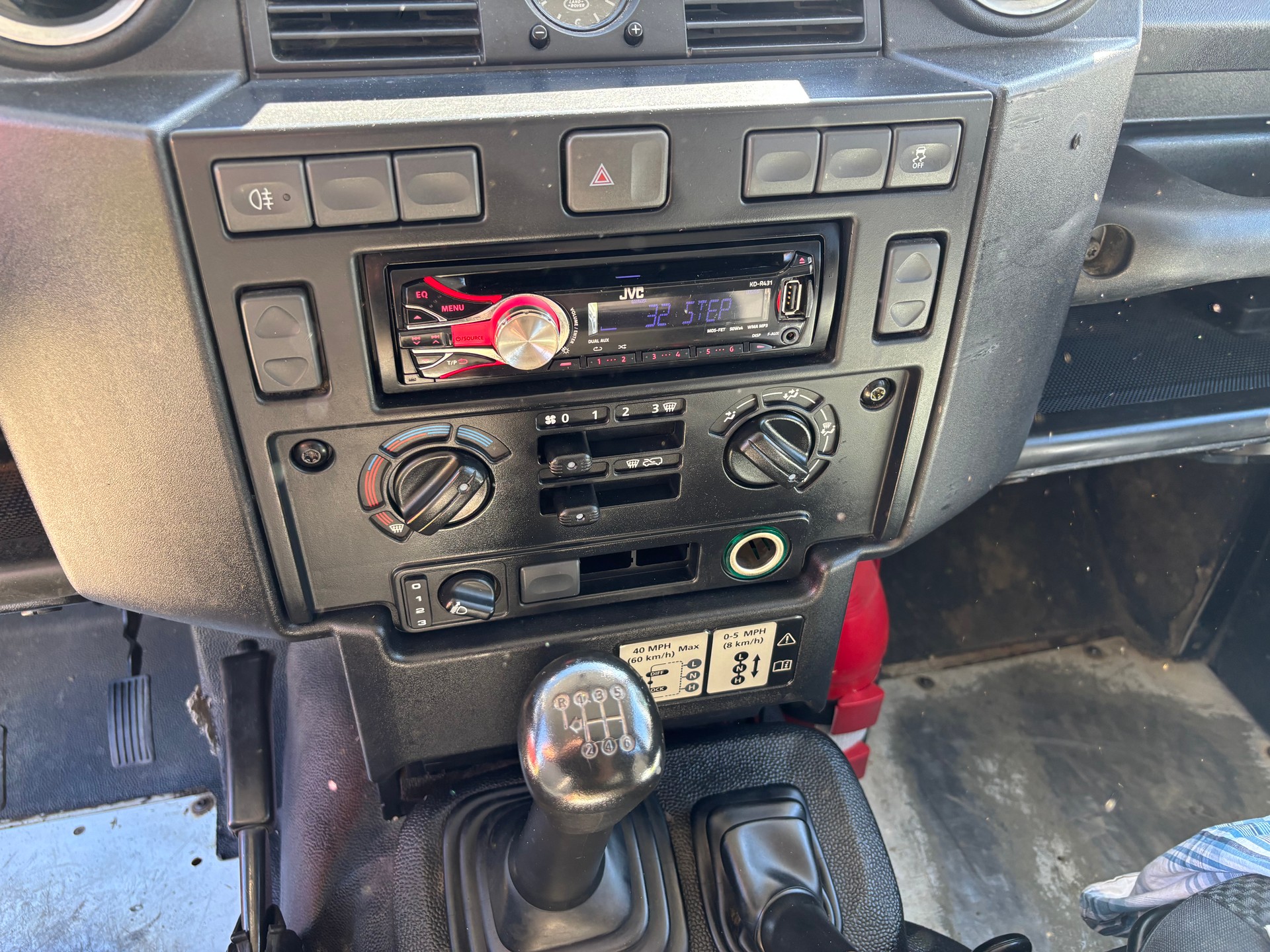LAND ROVER Defender 130 2.2 TD4 DC High Capacity Pick Up-image-7