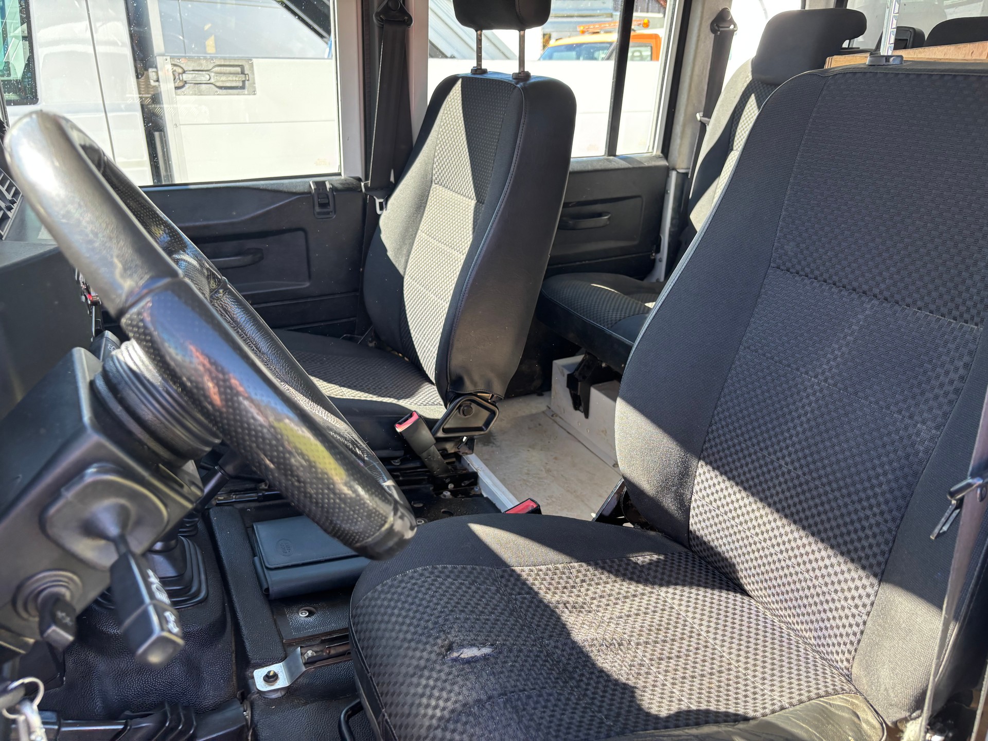 LAND ROVER Defender 130 2.2 TD4 DC High Capacity Pick Up-image-9