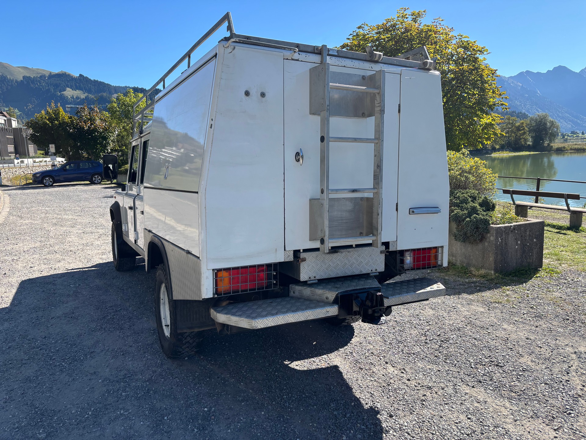 LAND ROVER Defender 130 2.2 TD4 DC High Capacity Pick Up-image-4