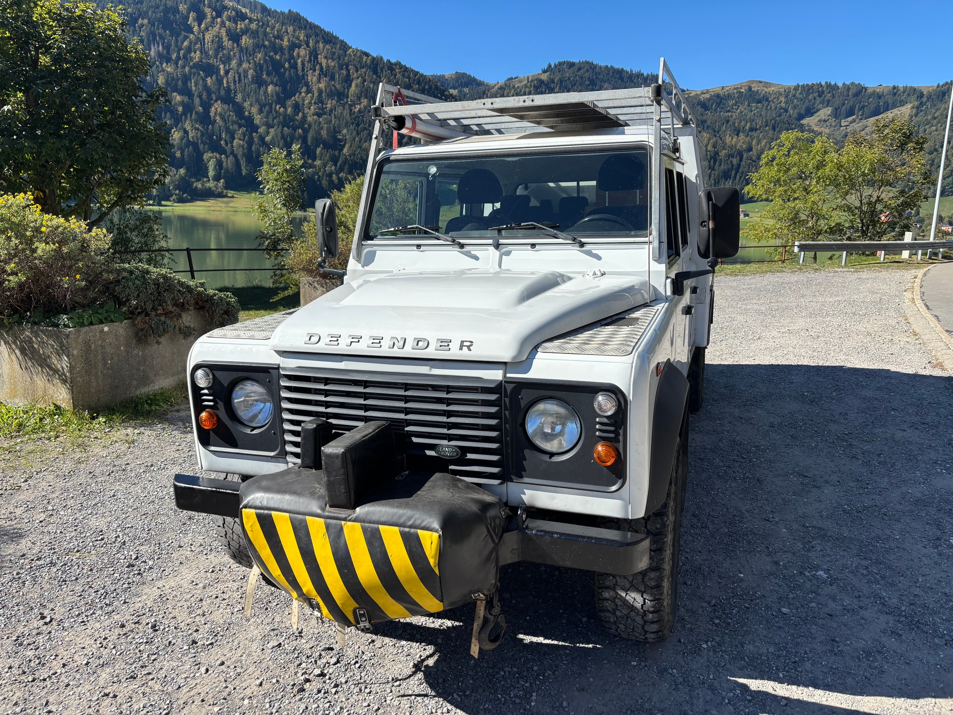 LAND ROVER Defender 130 2.2 TD4 DC High Capacity Pick Up-image-1