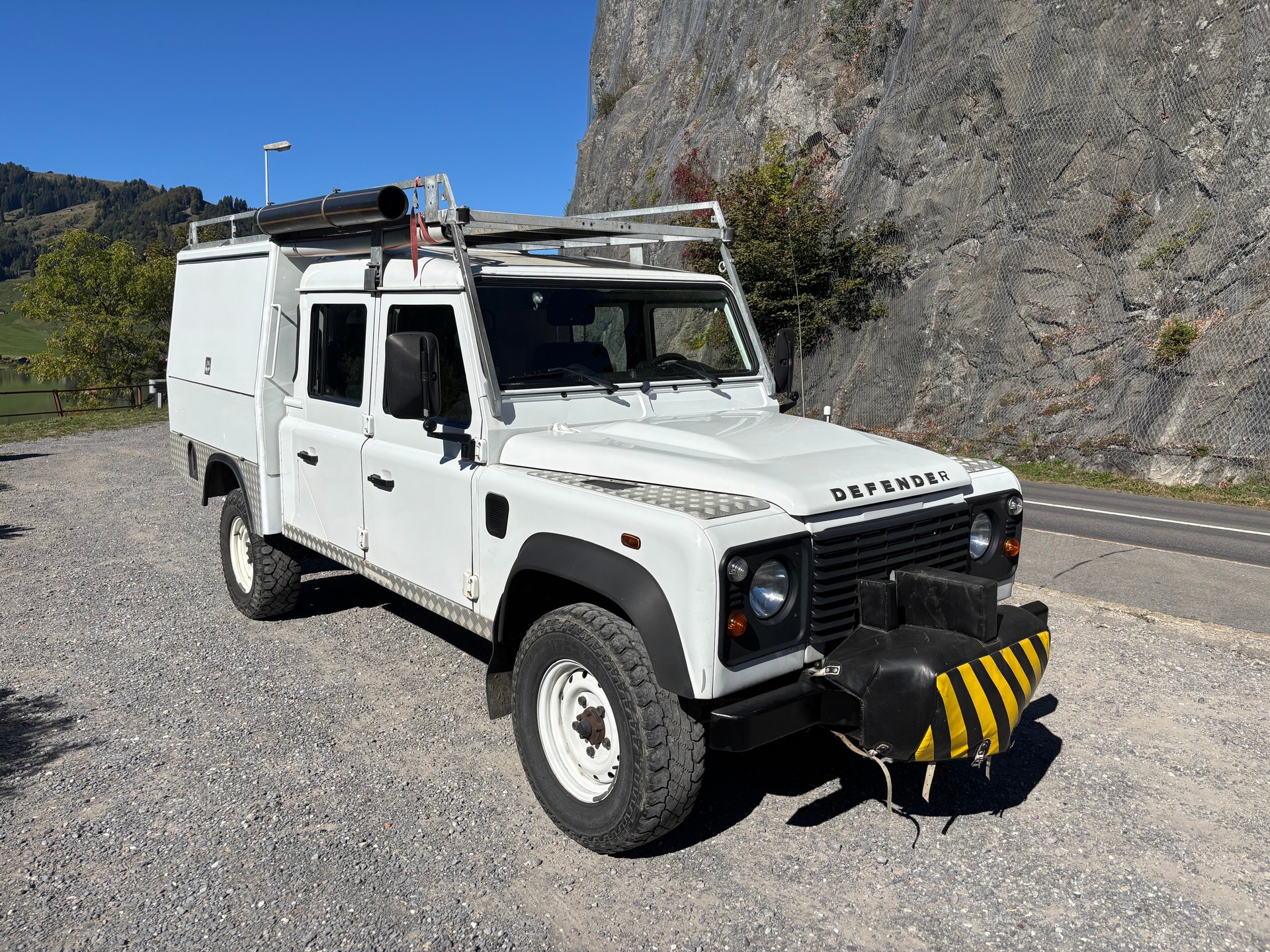 LAND ROVER Defender 130 2.2 TD4 DC High Capacity Pick Up-image-2
