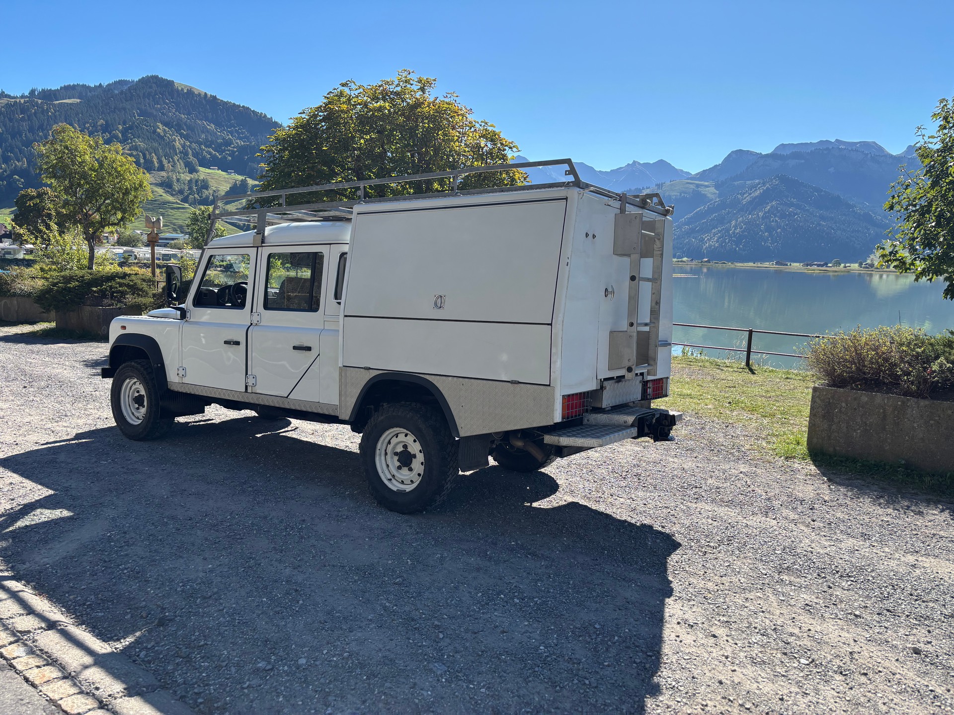 LAND ROVER Defender 130 2.2 TD4 DC High Capacity Pick Up-image-5