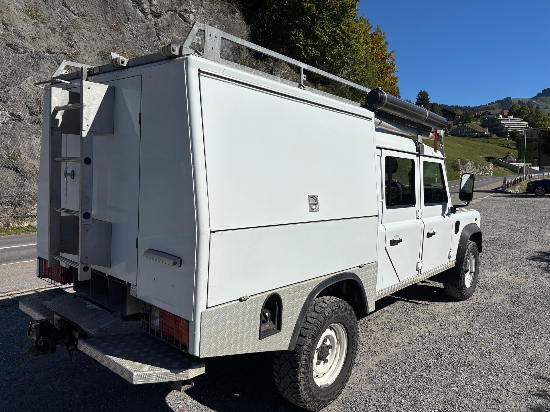 LAND ROVER Defender 130 2.2 TD4 DC High Capacity Pick Up-image-3