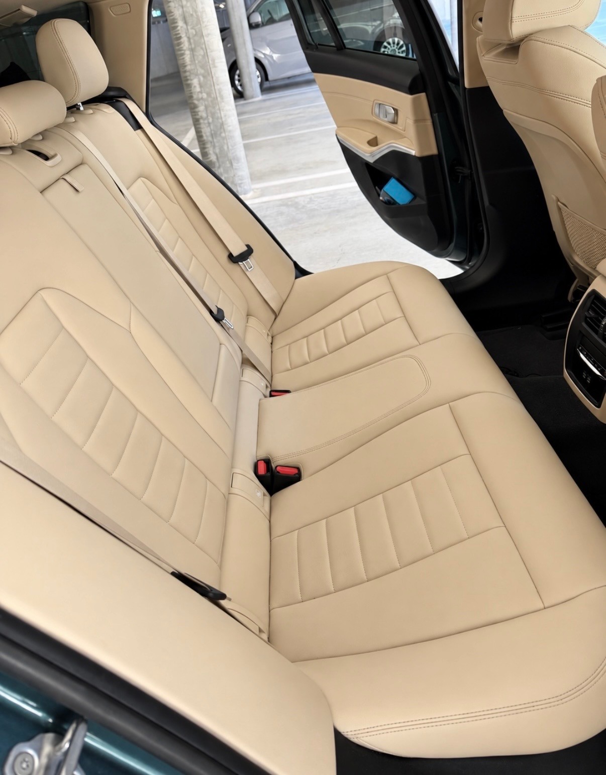 BMW 320d XDrive Touring 48V Hybrid Special Edition Sport Line-image-3