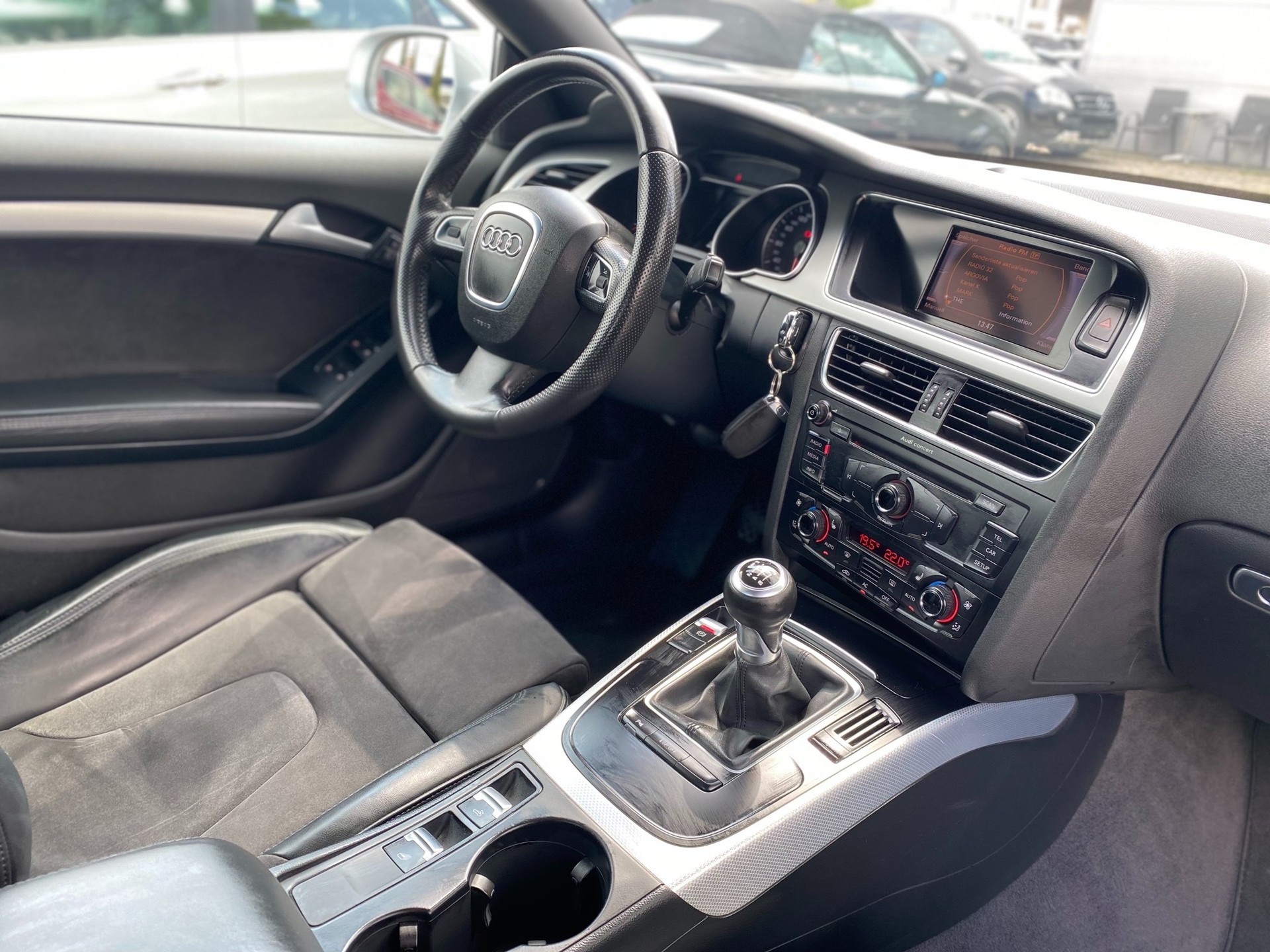 AUDI A5 Cabriolet 2.0 TDI-image-8