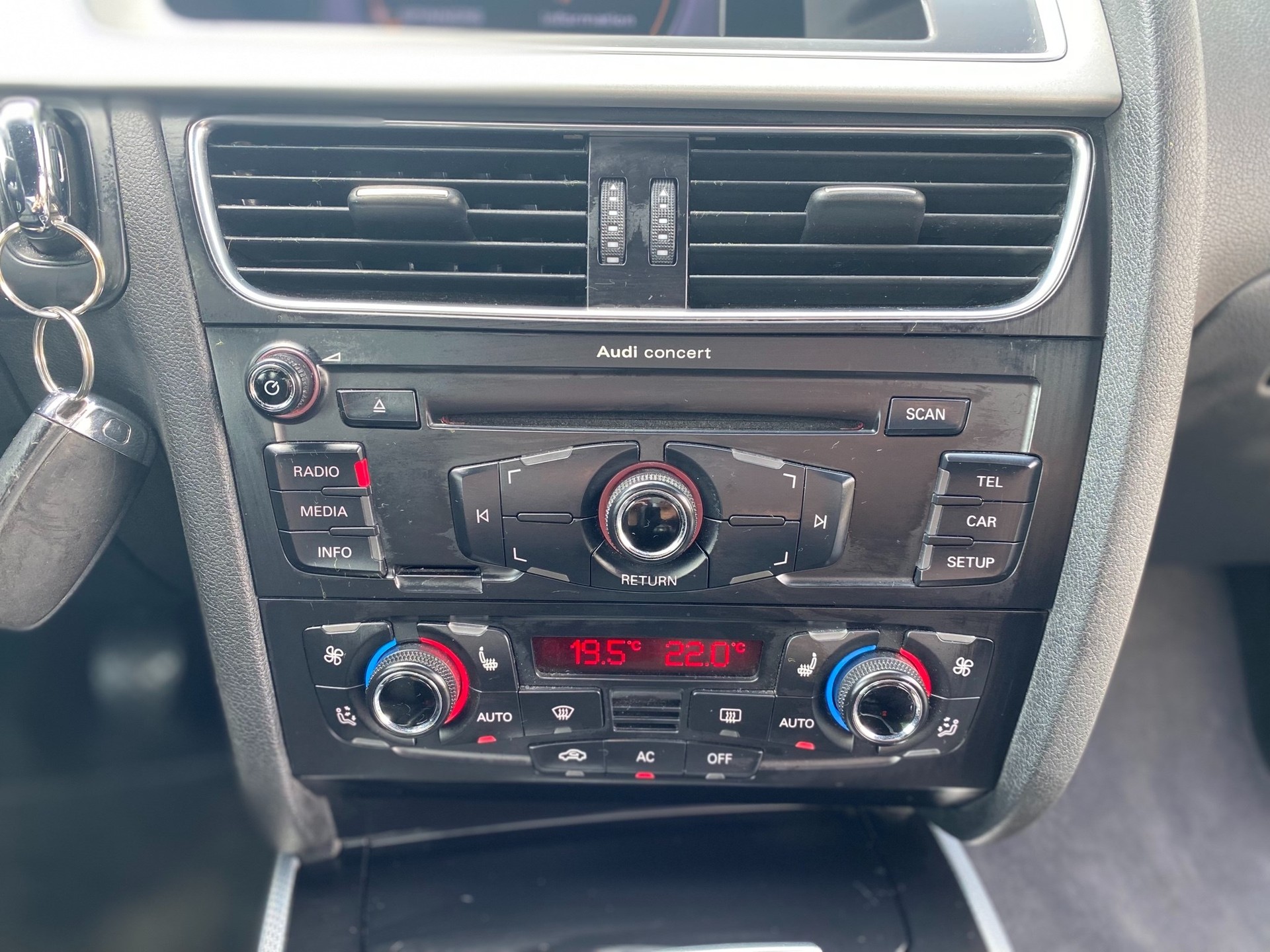 AUDI A5 Cabriolet 2.0 TDI-image-12