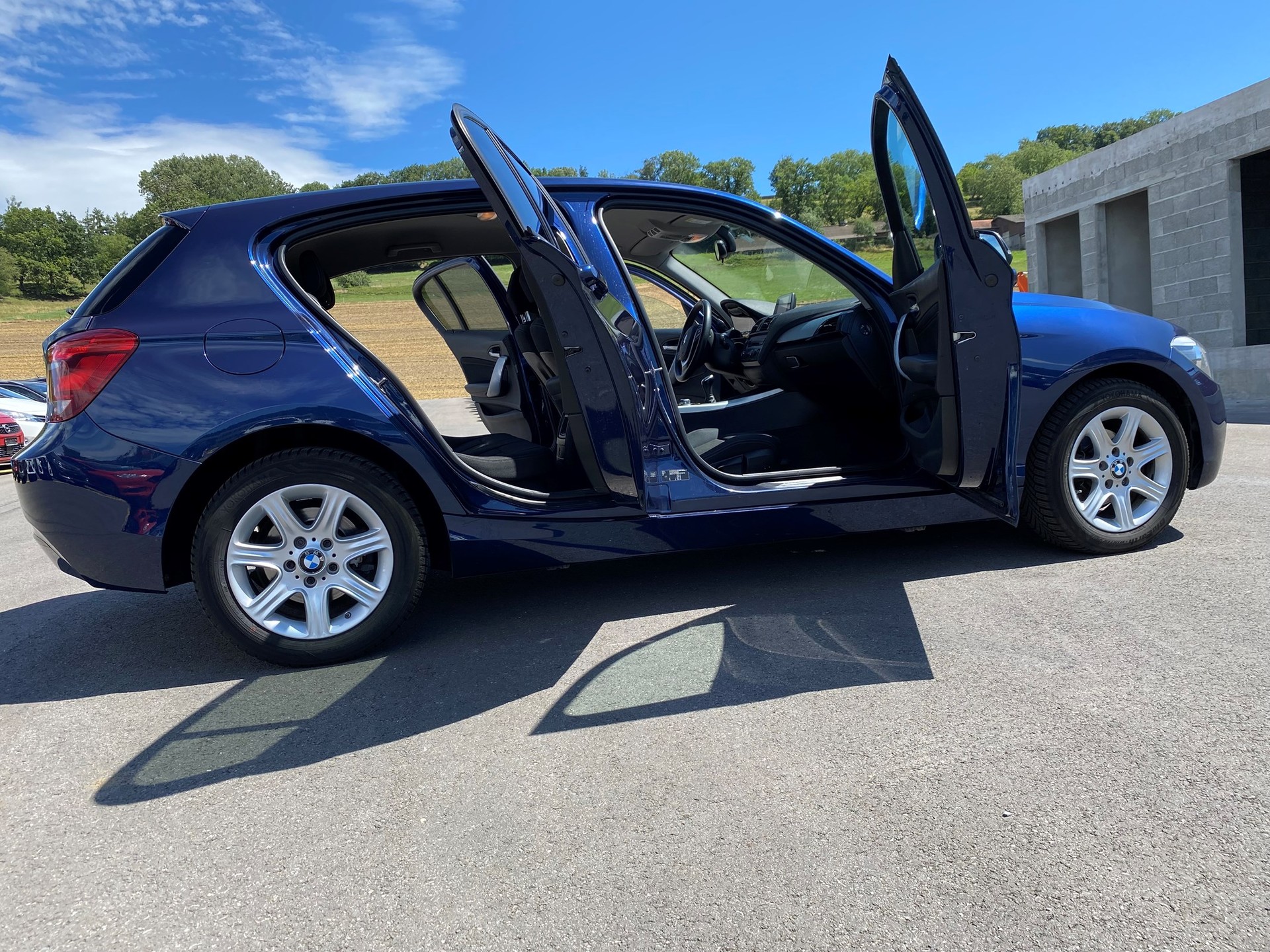 BMW 116-showroom-element-1