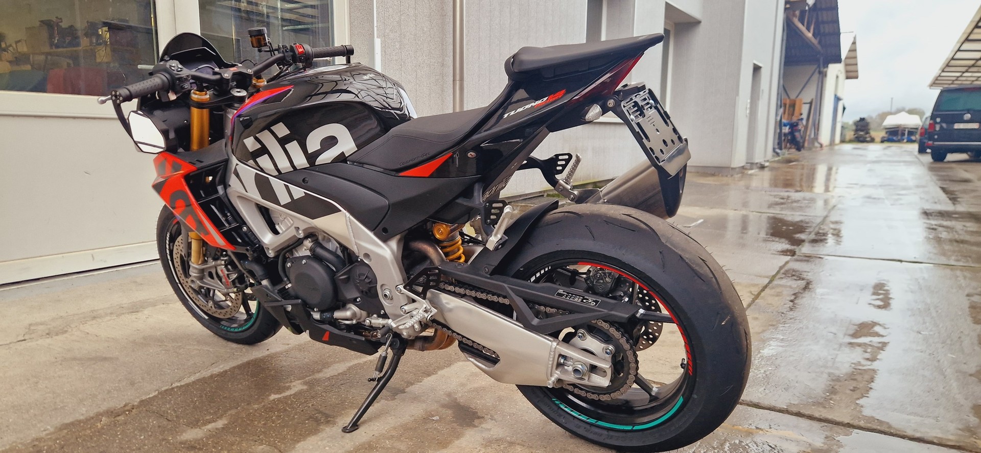 APRILIA Tuono V4 1100 Factory-showroom-element-2