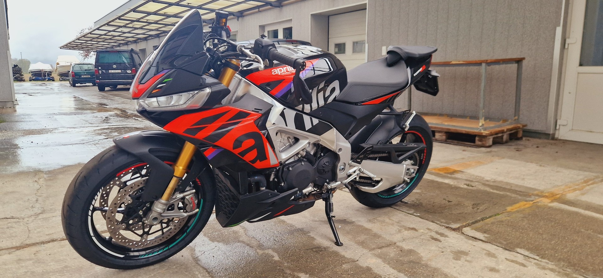 APRILIA Tuono V4 1100 Factory-showroom-element-1