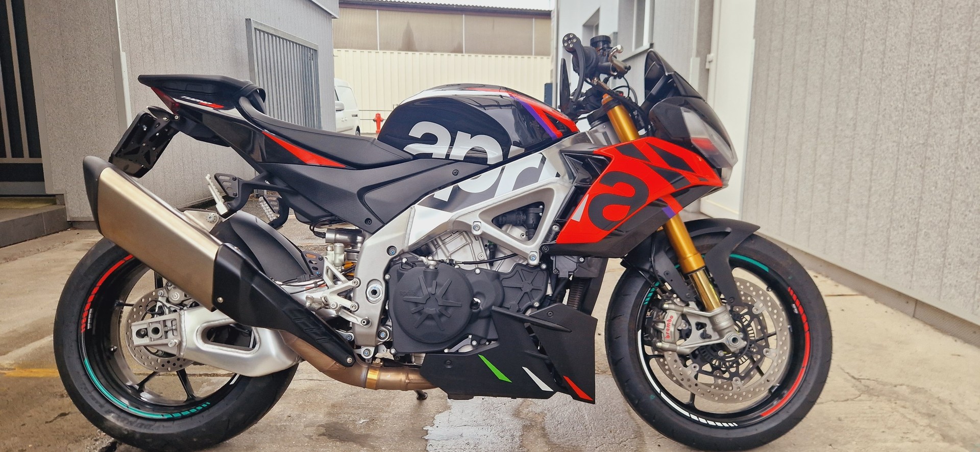 APRILIA Tuono V4 1100 Factory-showroom-element-3