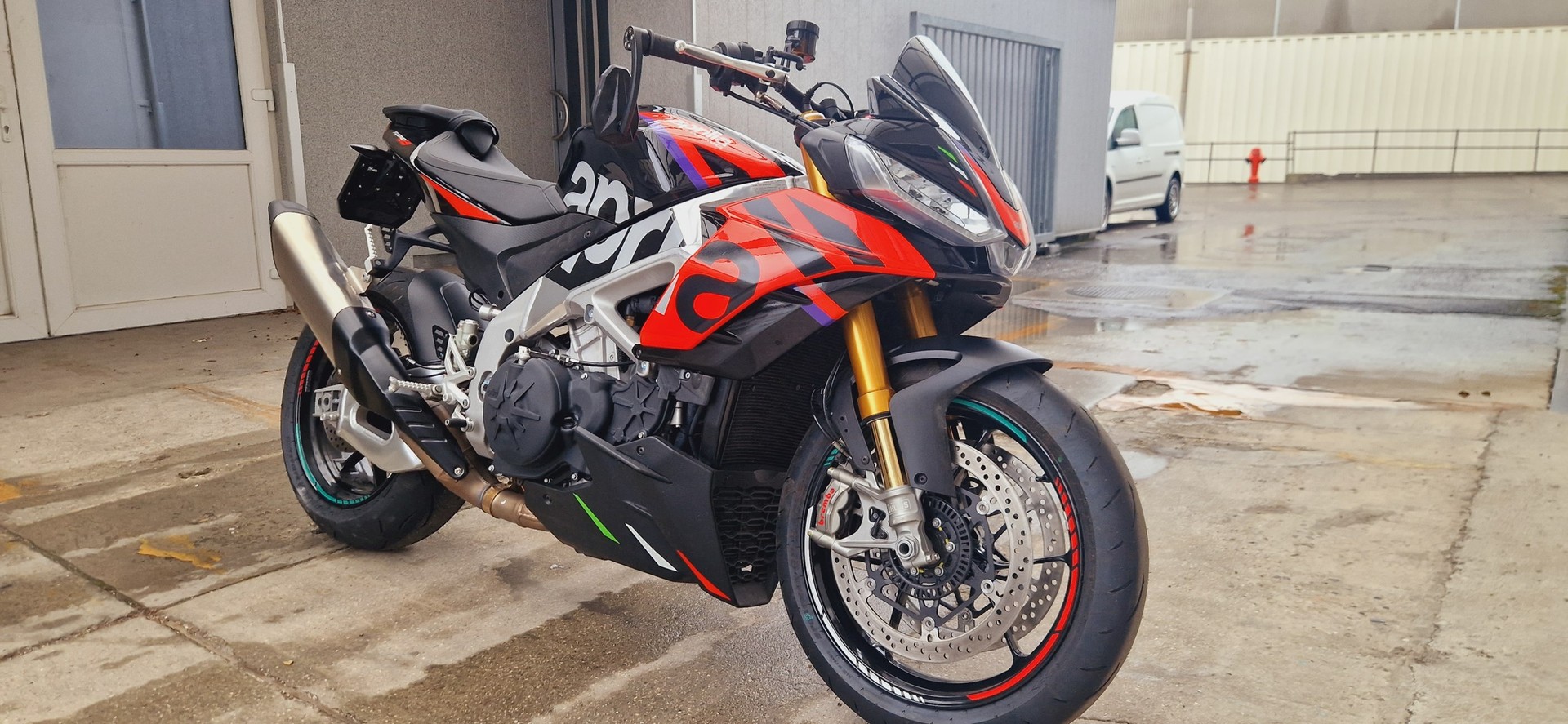 APRILIA Tuono V4 1100 Factory-image-5