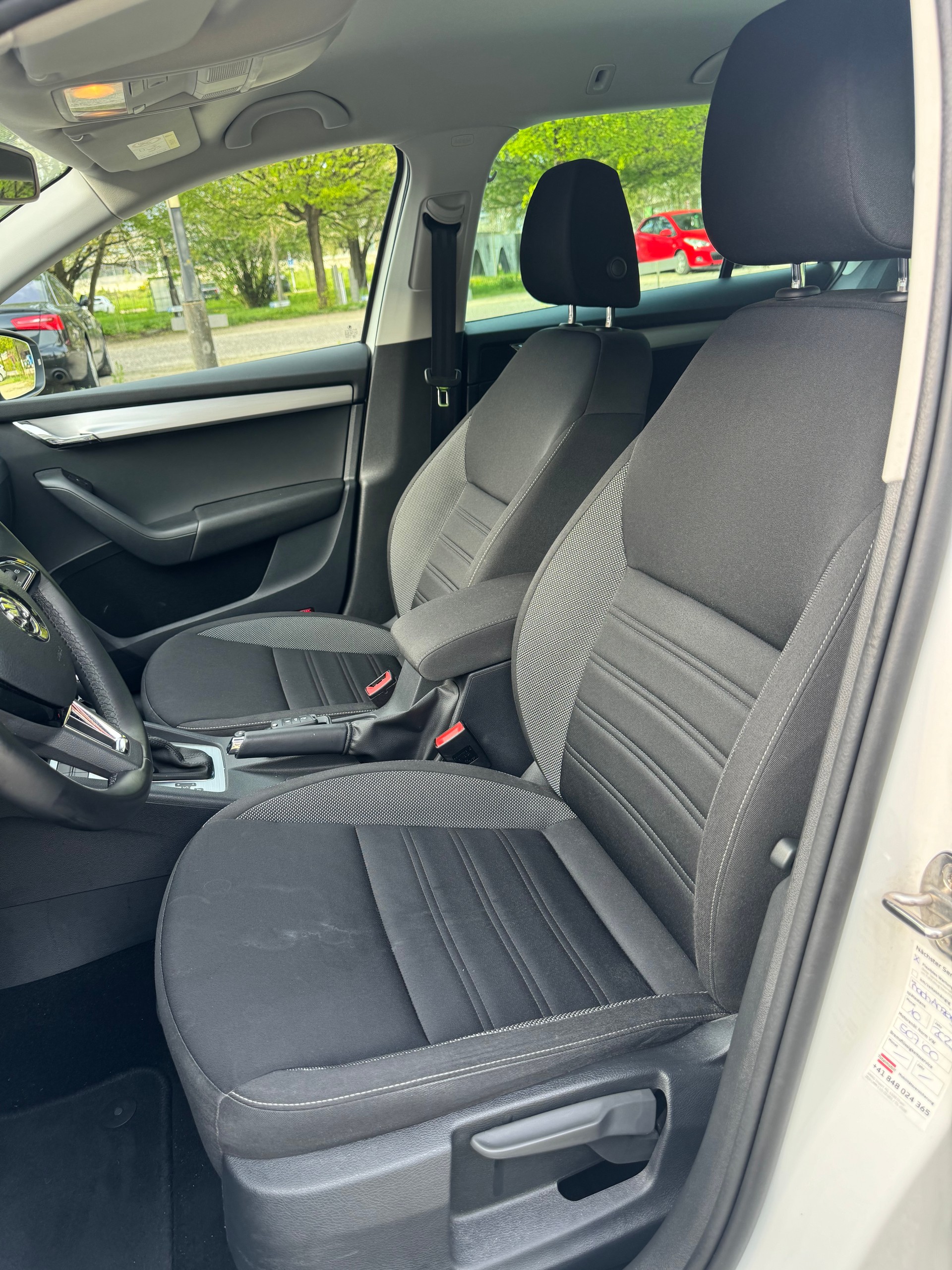 SKODA Octavia Combi 2.0 TDI Ambition 4x4 DSG-image-4