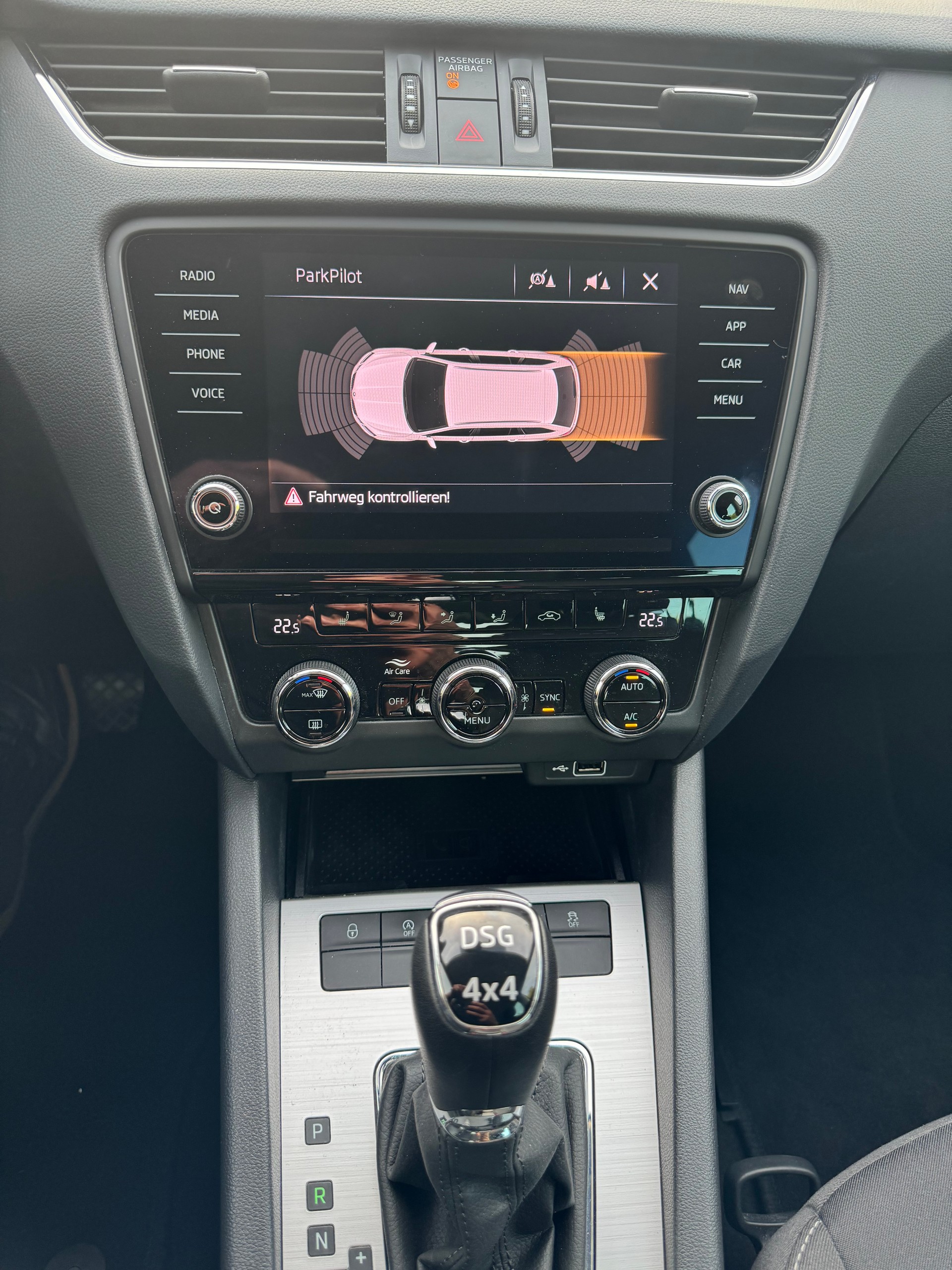 SKODA Octavia Combi 2.0 TDI Ambition 4x4 DSG-image-8