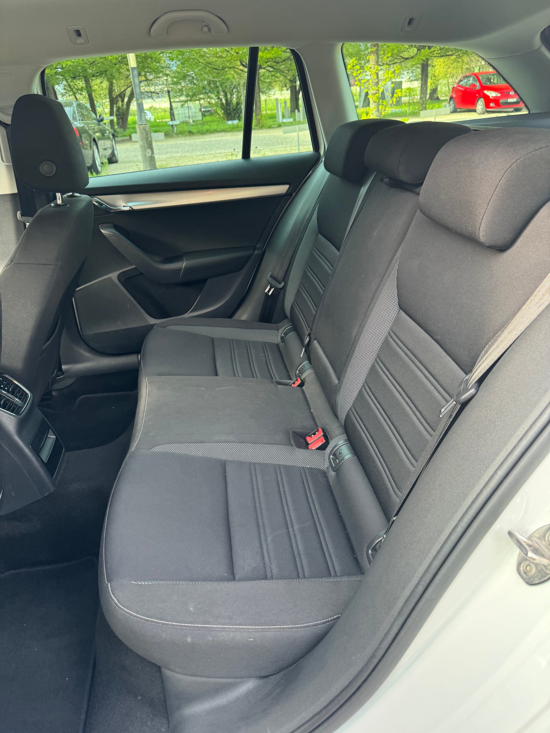 SKODA Octavia Combi 2.0 TDI Ambition 4x4 DSG-image-11