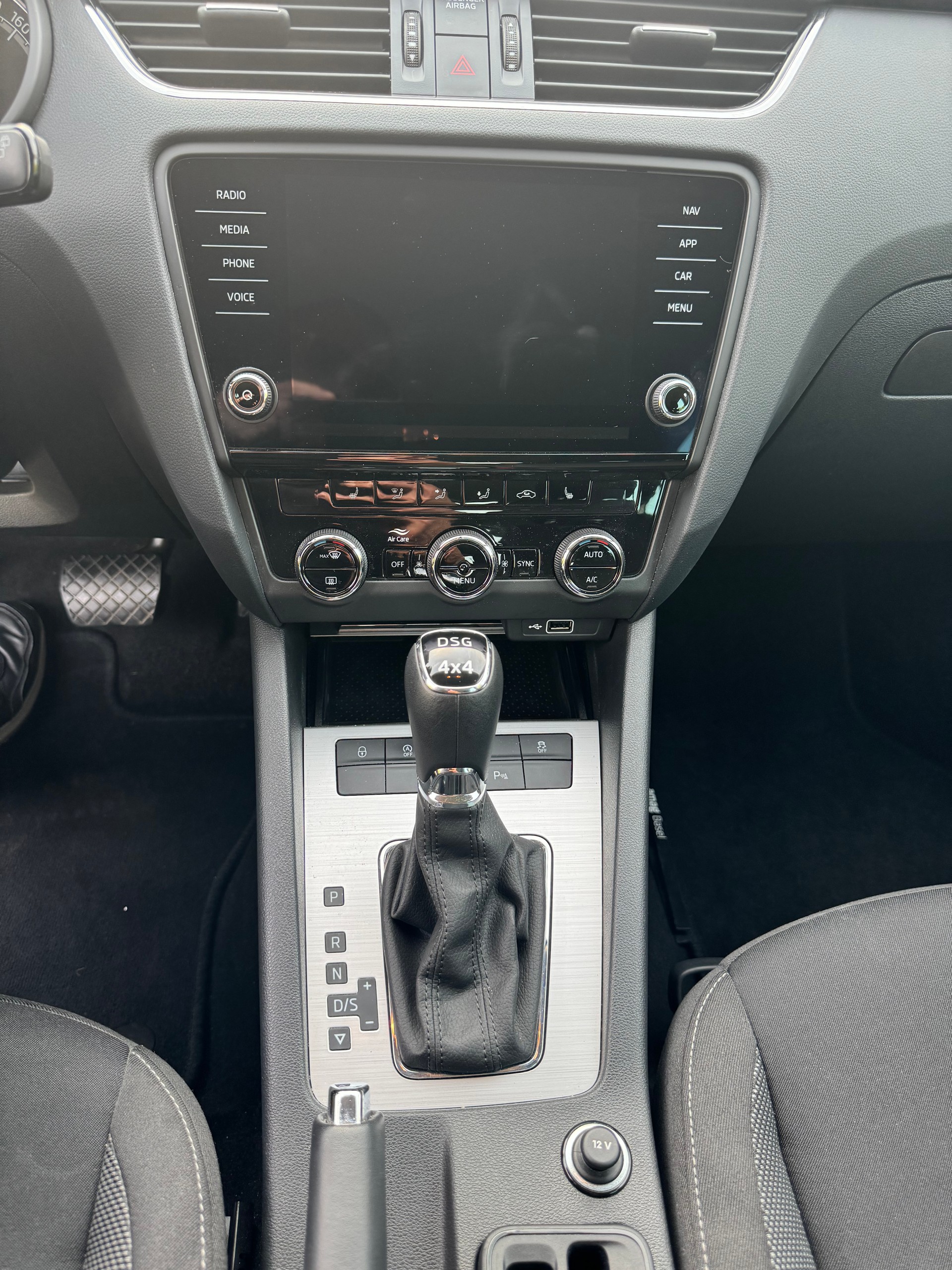 SKODA Octavia Combi 2.0 TDI Ambition 4x4 DSG-image-9