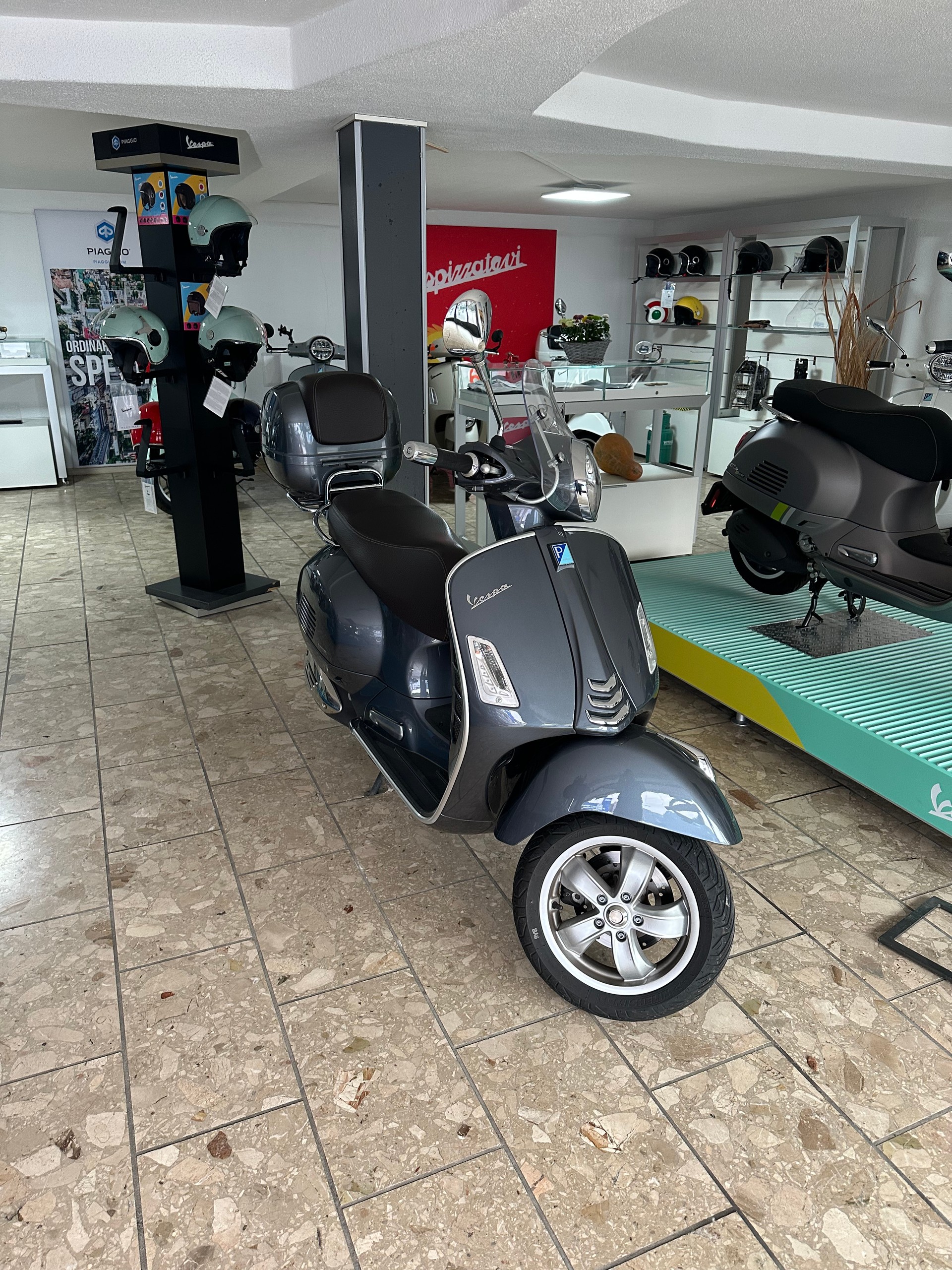 PIAGGIO Vespa GTS 300 Touring ABS-image-1