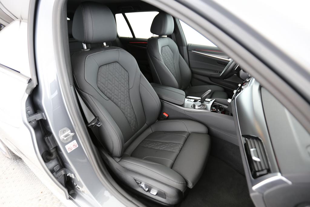 BMW 520d xDrive Touring-image-14