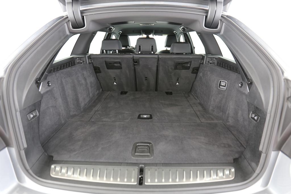 BMW 520d xDrive Touring-image-15