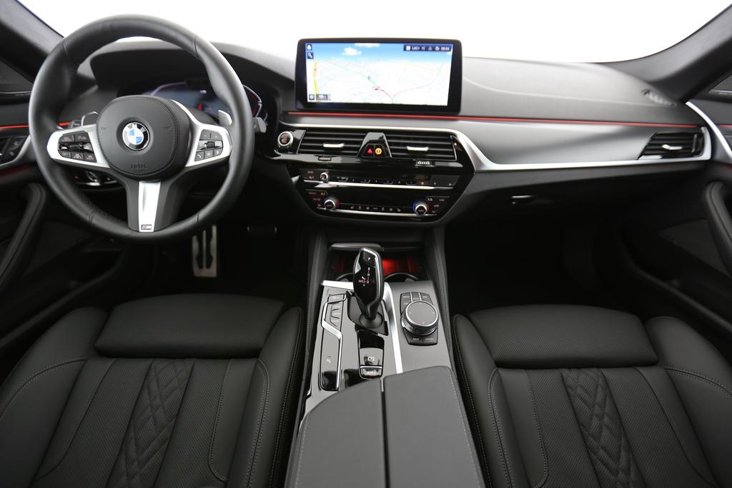 BMW 520d xDrive Touring-image-4