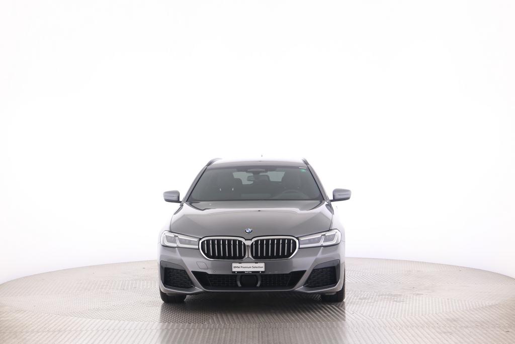 BMW 520d xDrive Touring-image-11