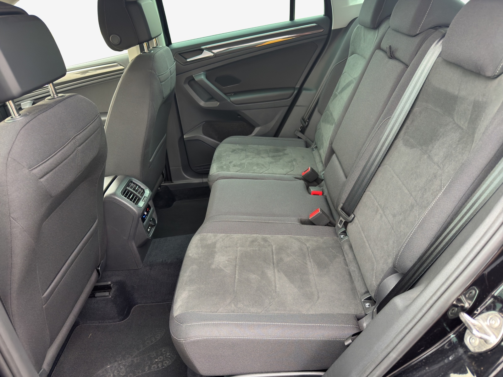 VW Tiguan 2.0 TDI SCR Elegance 4Motion DSG-image-10