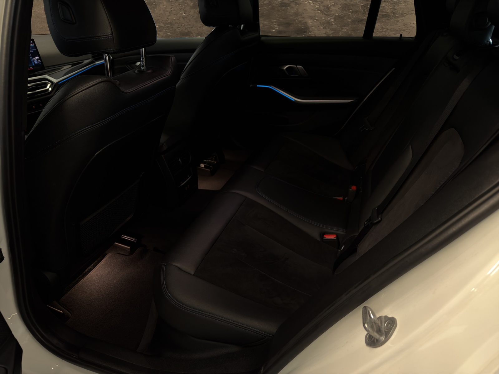 BMW 330e Steptronic M Sport-image-13