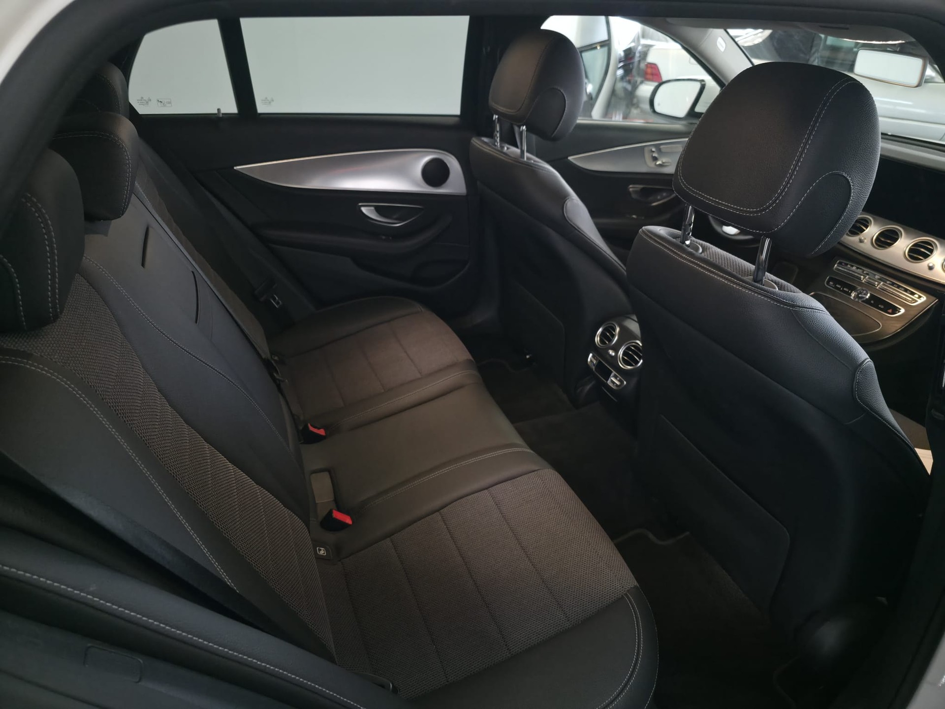 MERCEDES-BENZ E 450 Avantgarde 4 Matic 9G-Tronic-image-19