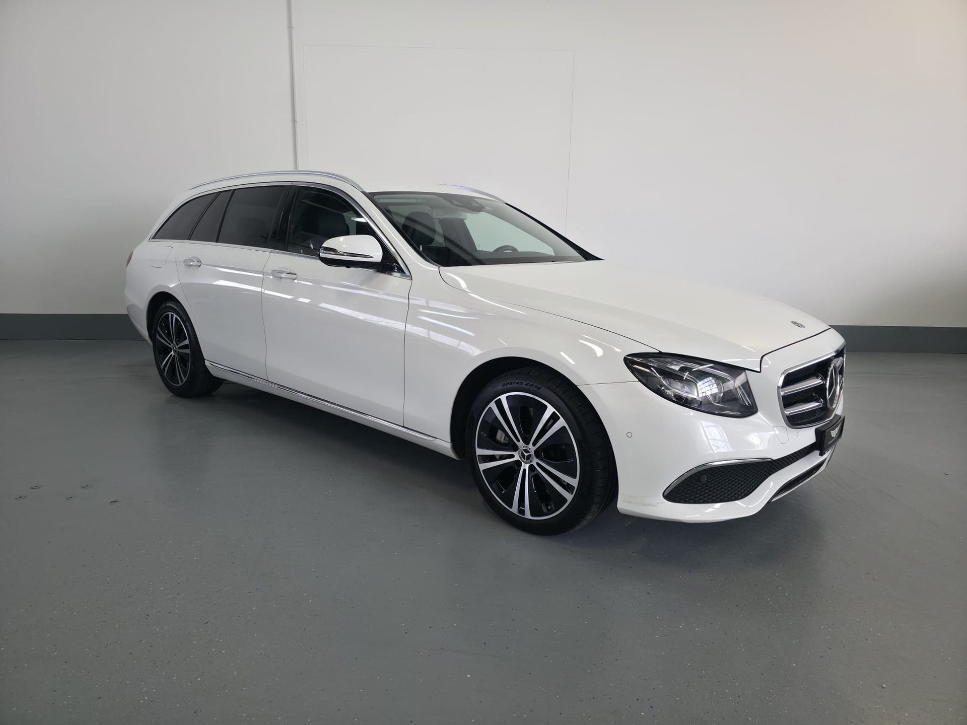 MERCEDES-BENZ E 450 Avantgarde 4 Matic 9G-Tronic-showroom-element-2