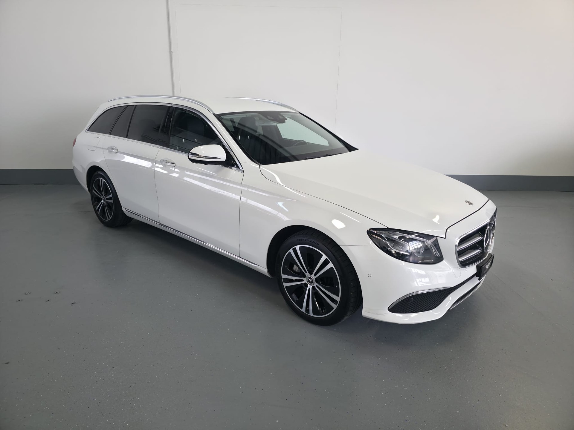 MERCEDES-BENZ E 450 Avantgarde 4 Matic 9G-Tronic-showroom-element-1