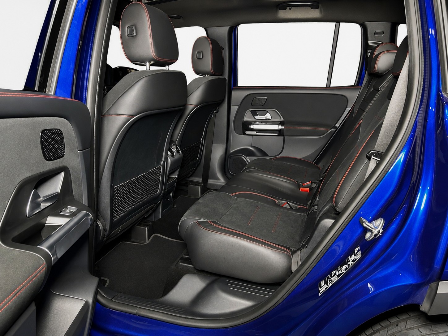 MERCEDES-BENZ GLB 200 AMG Line-image-10