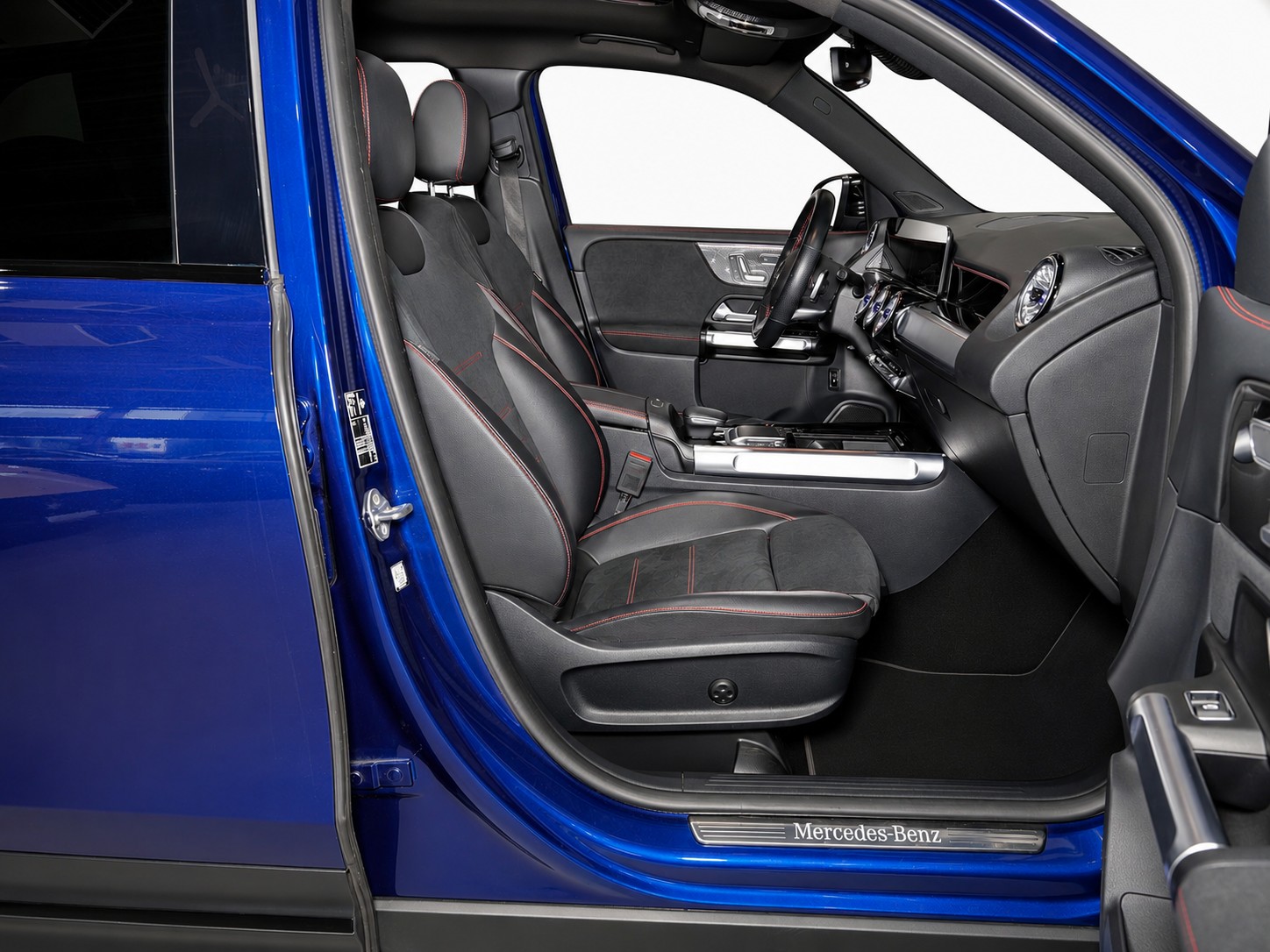 MERCEDES-BENZ GLB 200 AMG Line-image-8