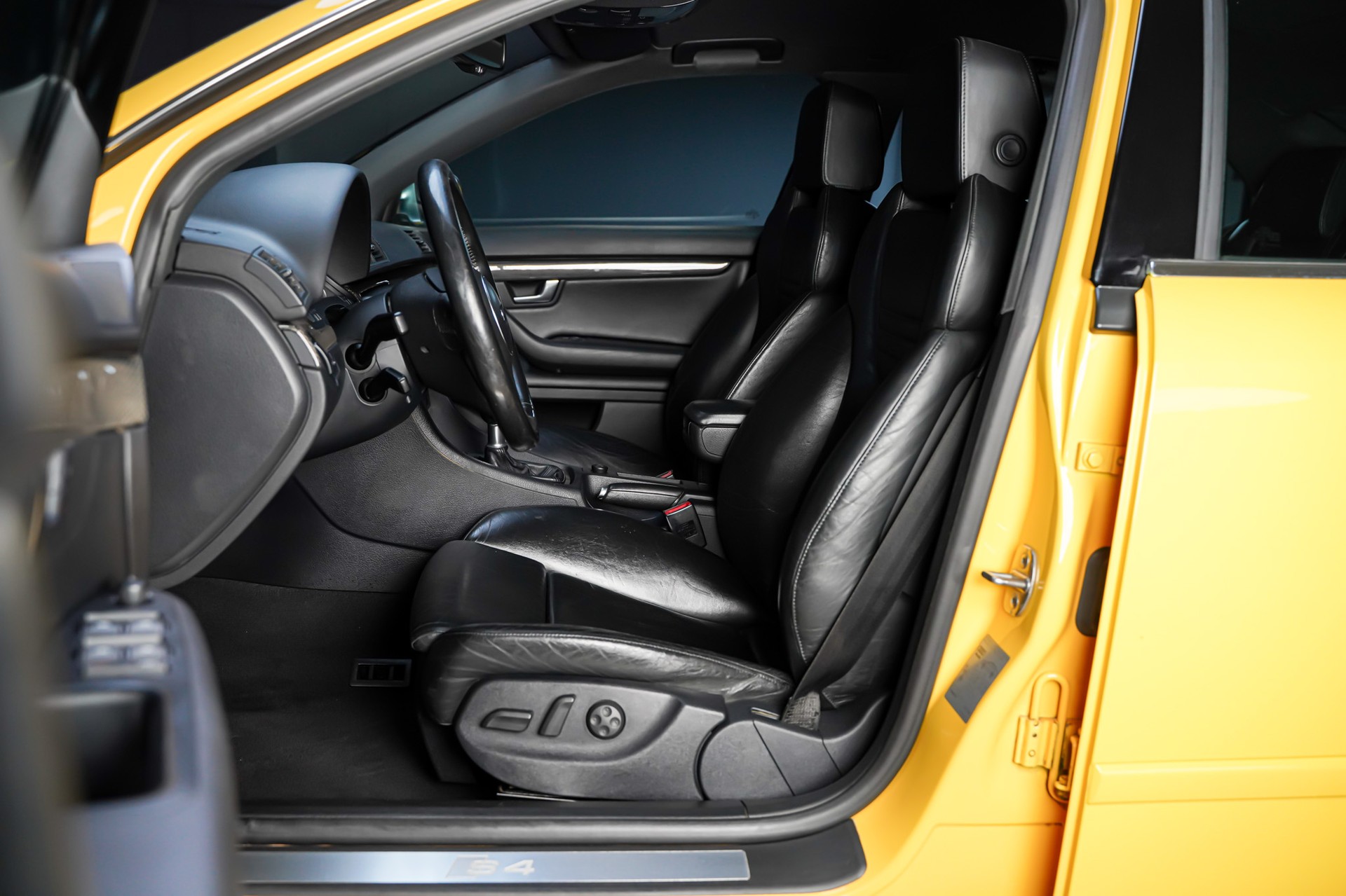AUDI S4 4.2 V8 quattro-image-10