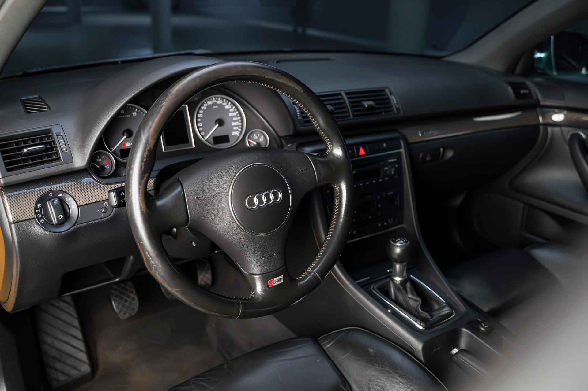 AUDI S4 4.2 V8 quattro-image-9