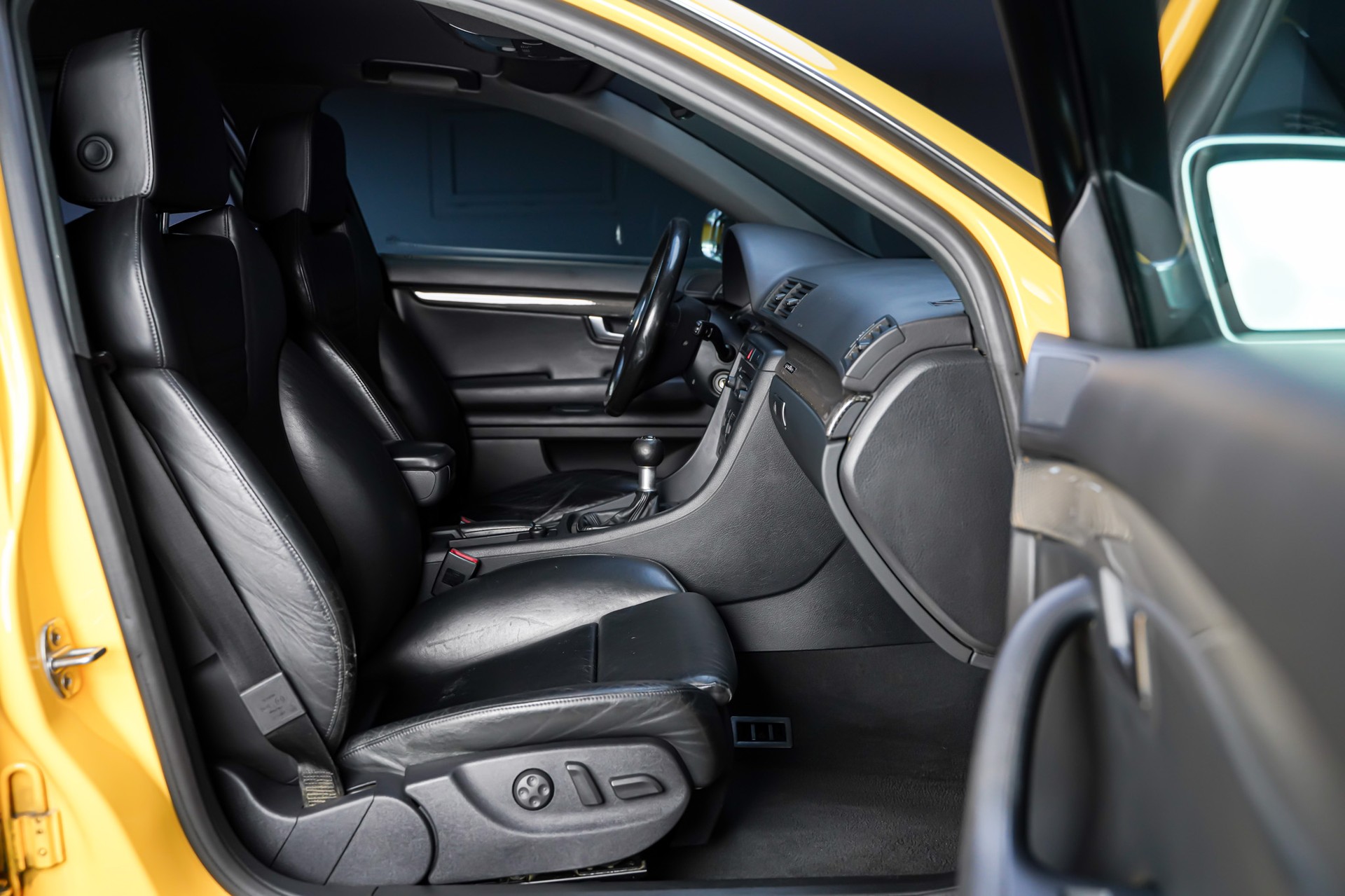 AUDI S4 4.2 V8 quattro-image-16