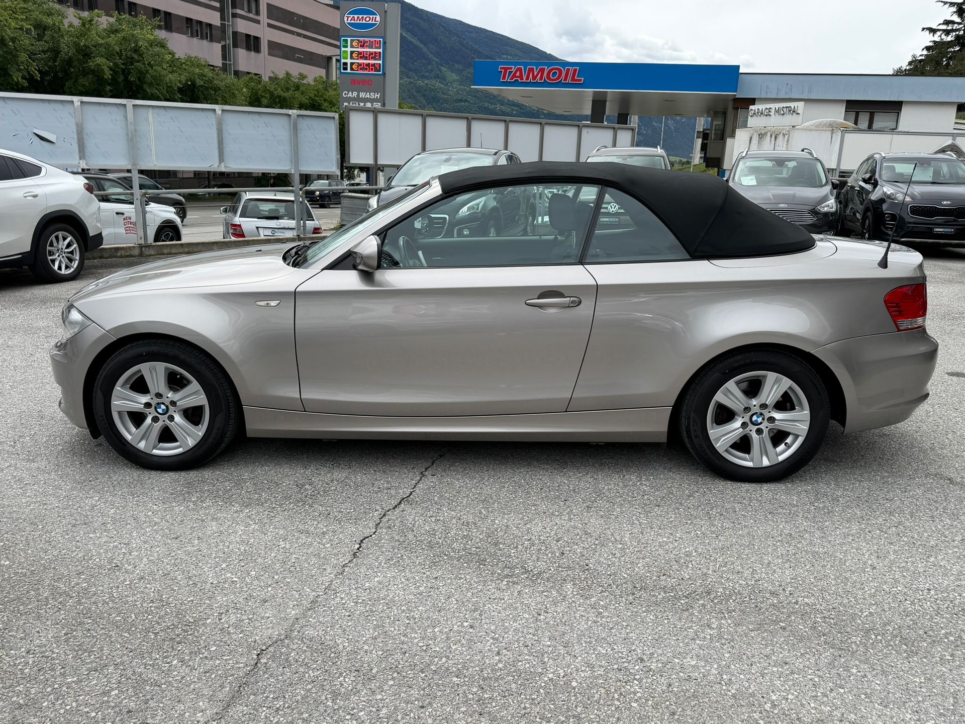 BMW 118i Cabrio-image-3