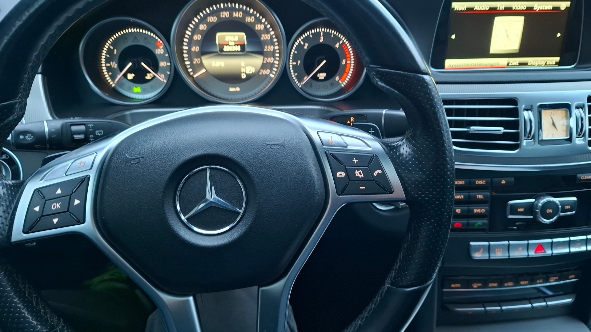 MERCEDES-BENZ E 350 BlueTEC Avantgarde 4Matic 7G-Tronic-image-9