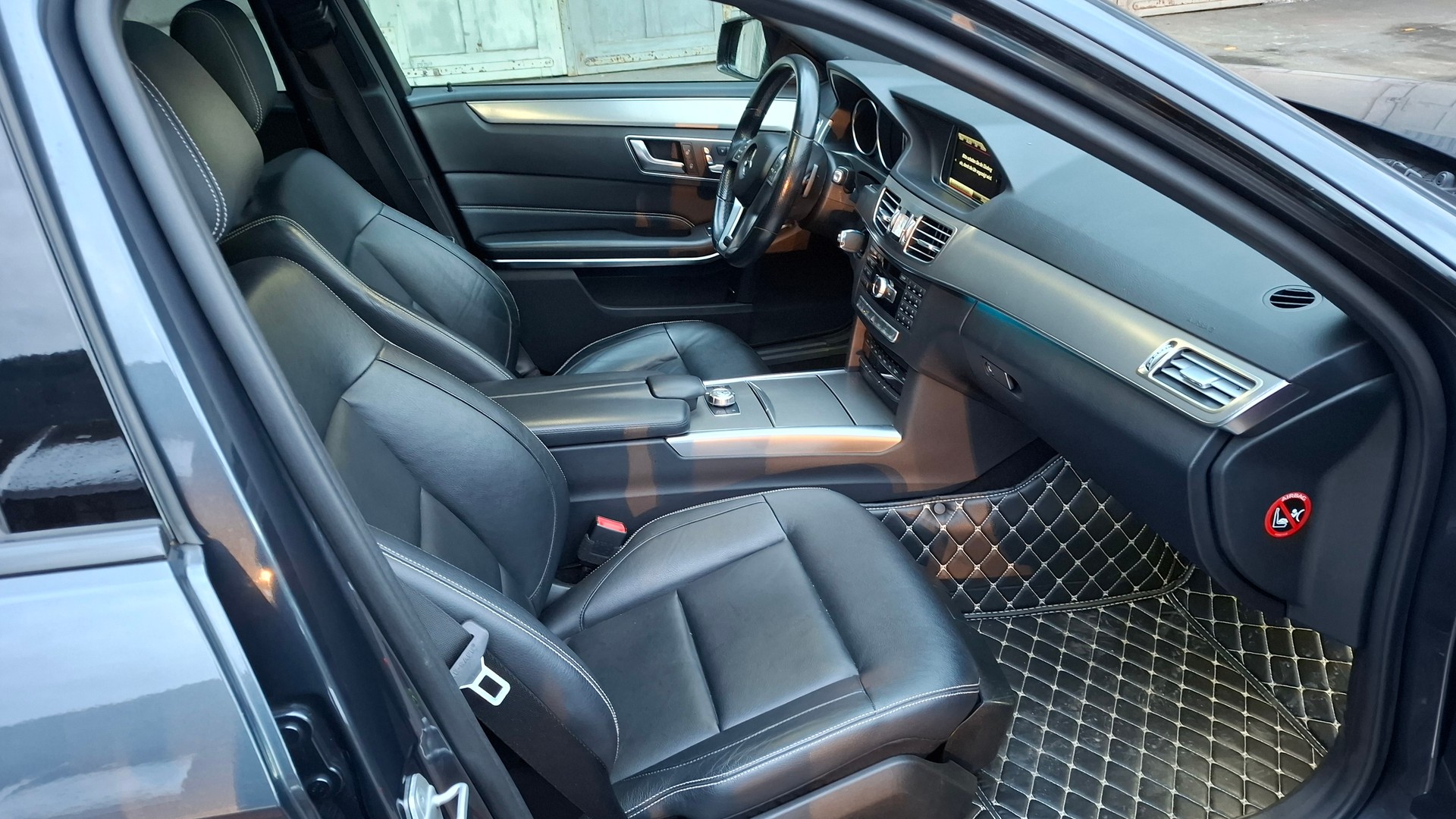 MERCEDES-BENZ E 350 BlueTEC Avantgarde 4Matic 7G-Tronic-image-13