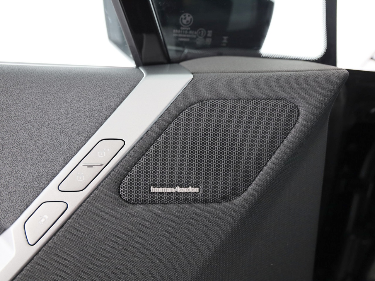 BMW iX xDrive60 M Sport-image-9