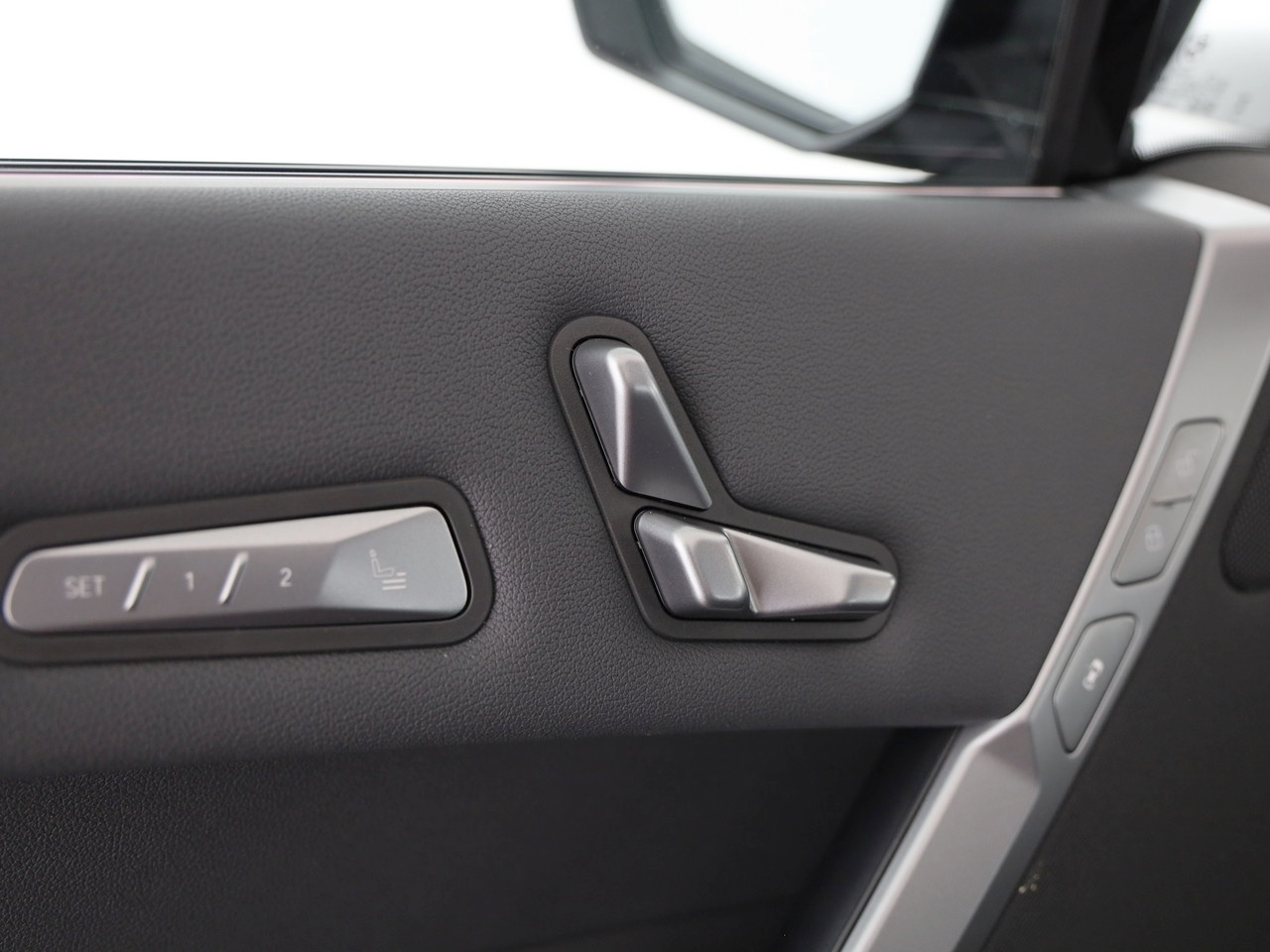 BMW iX xDrive60 M Sport-image-18