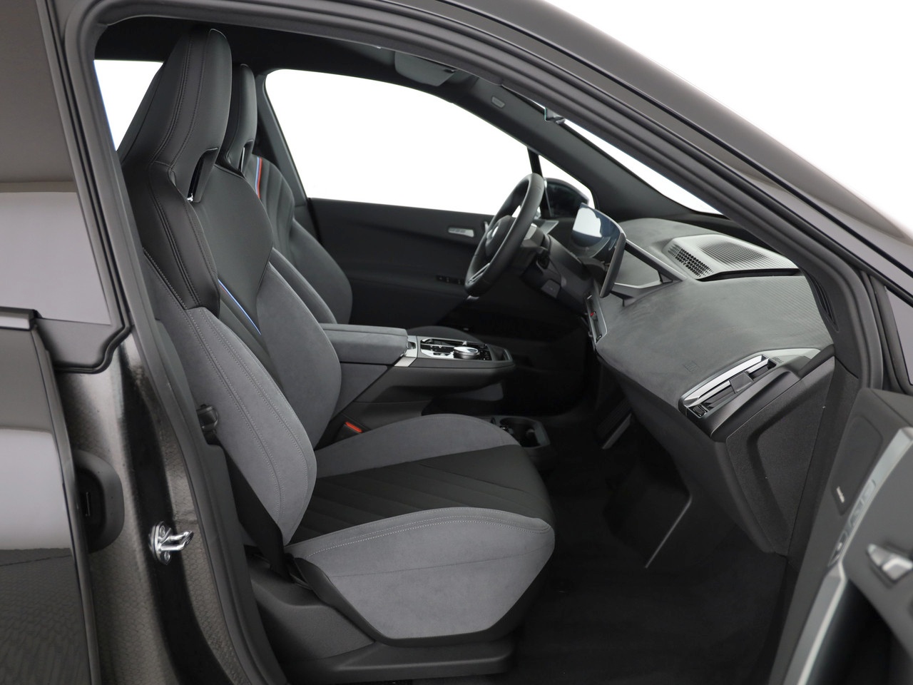 BMW iX xDrive60 M Sport-image-12