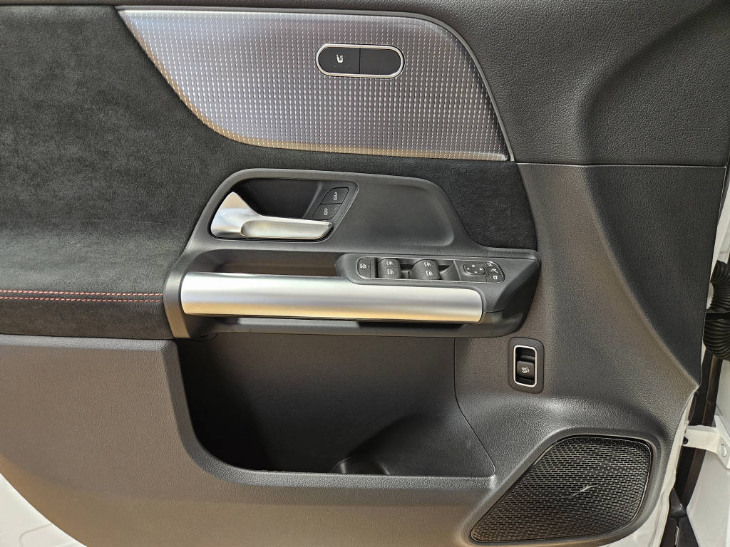 MERCEDES-BENZ EQA 300 4Matic Swiss Star-image-8